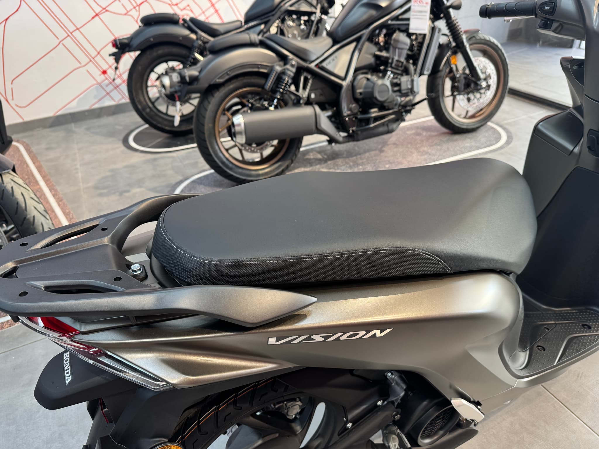 Scooter Honda Vision 110 color marrón metálico con asiento negro