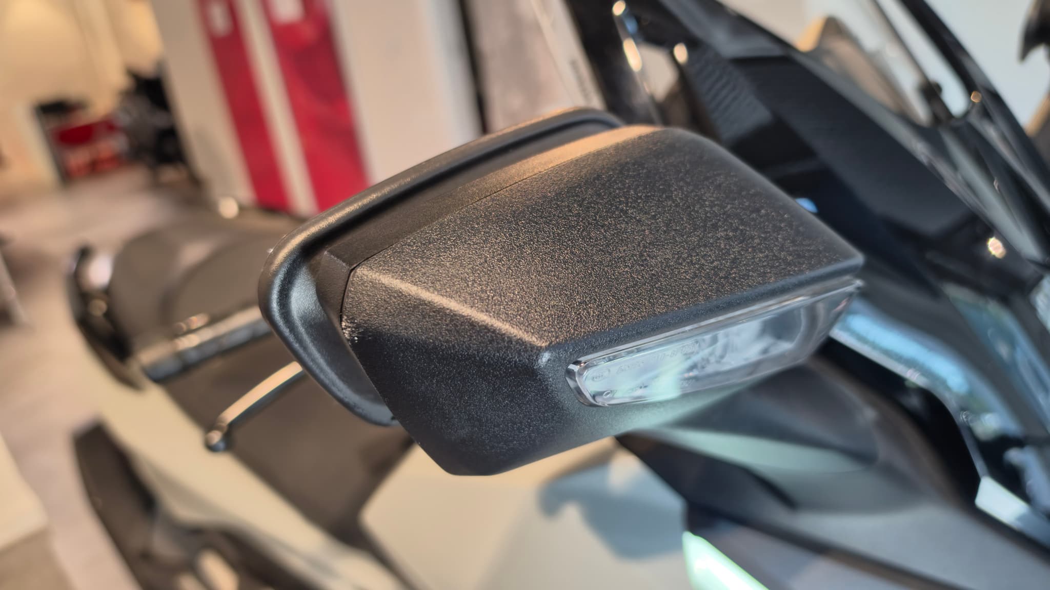 Espejo retrovisor de una Honda Forza 125