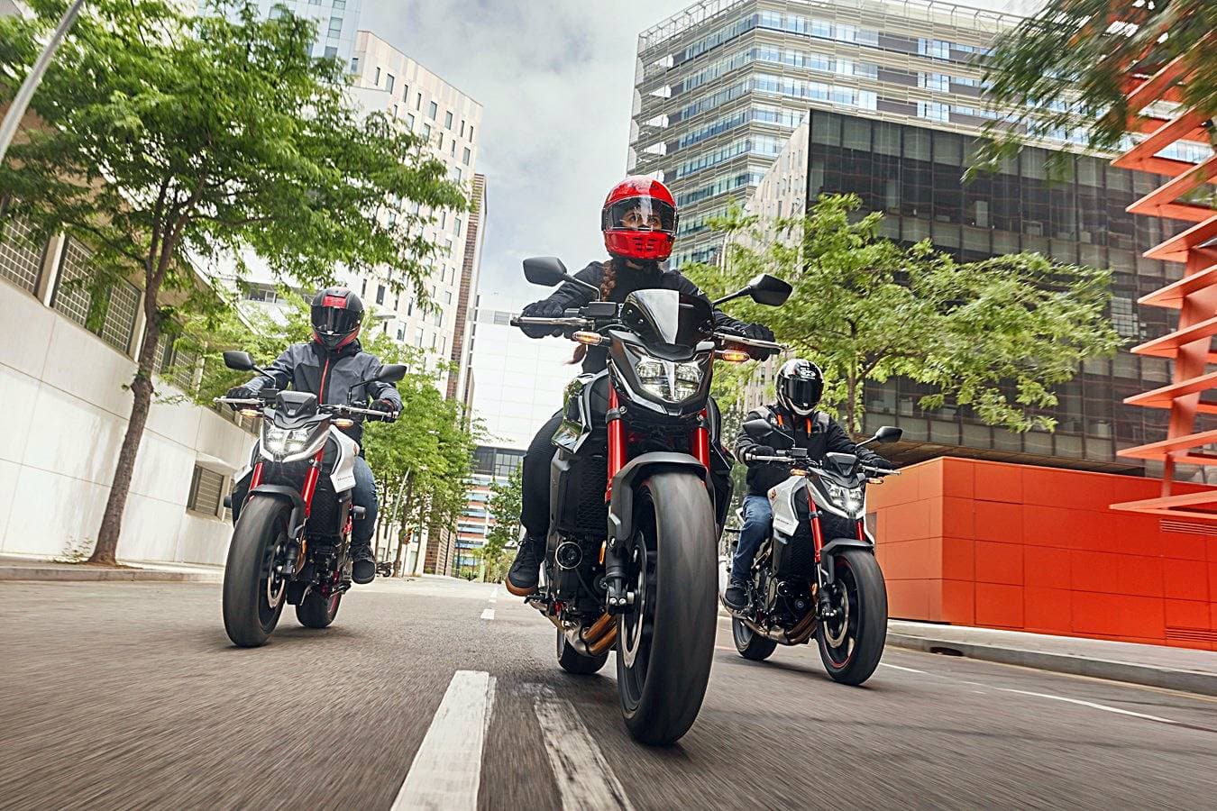 ¿Una moto puede circular por el arcén? Nueva medida 2025