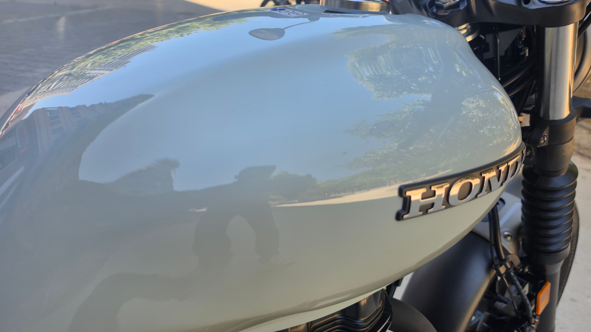 Tanque de gasolina Honda GB350S azul con logo cromado