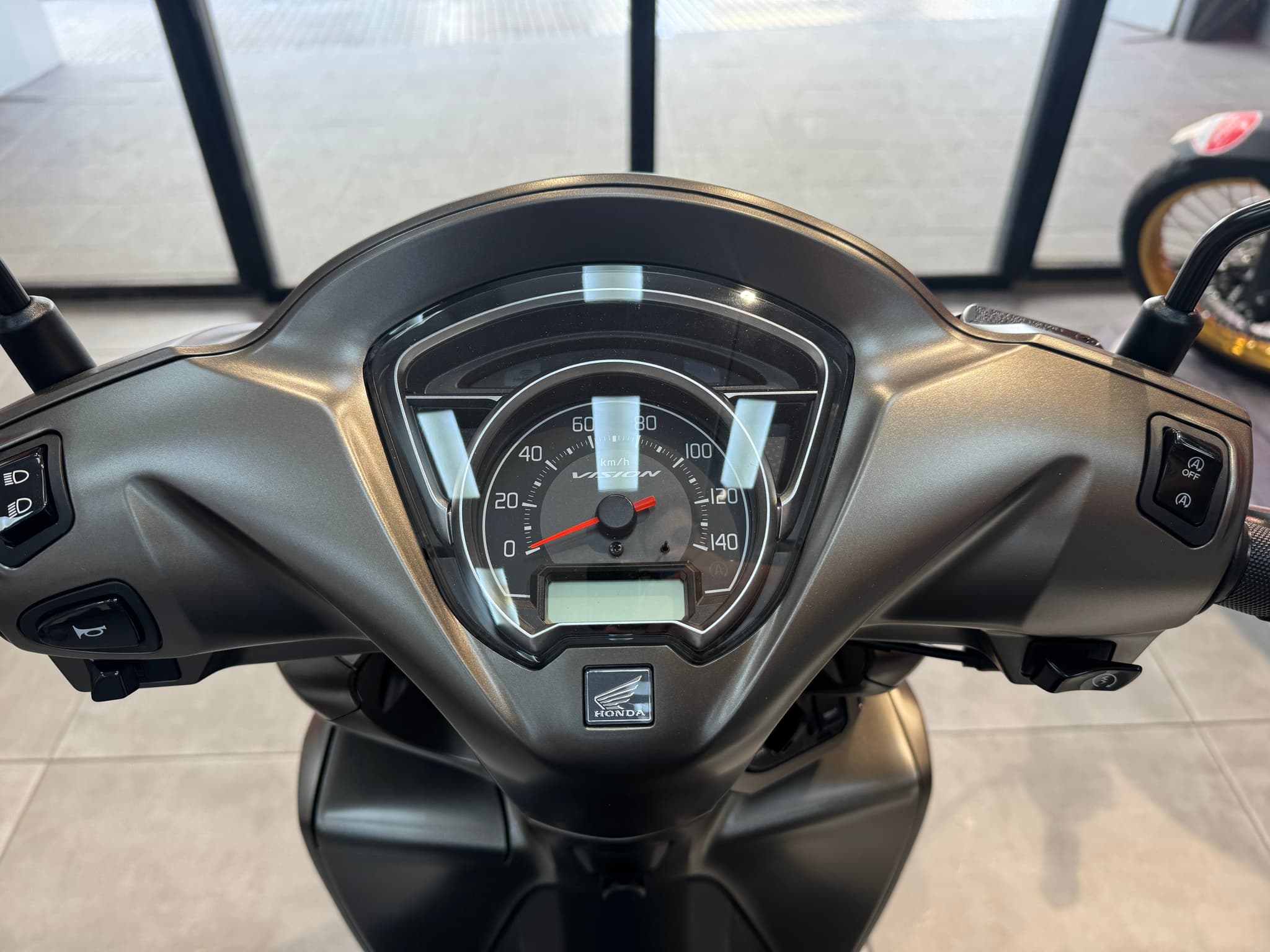 Salpicadero de la scooter Honda Vision 110 en color Matte Mine Brown Metallic