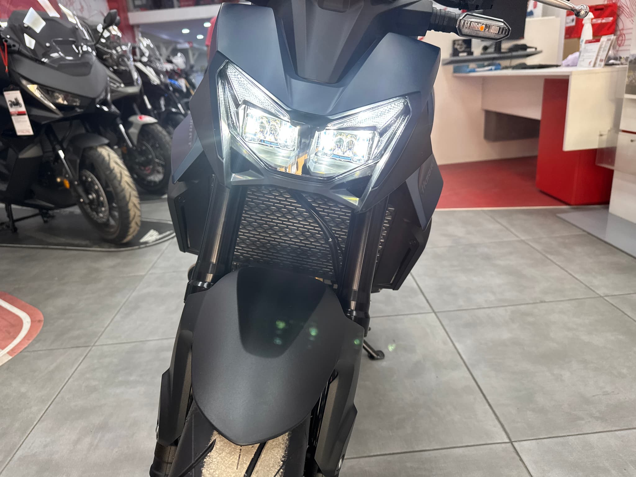 Frontal de la Honda CB750 Hornet negra con luces encendidas