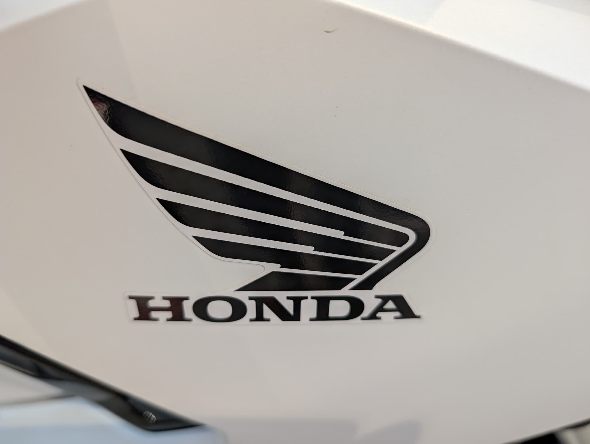 Logo de Honda en un carenado de moto blanco de NC750X de segunda mano