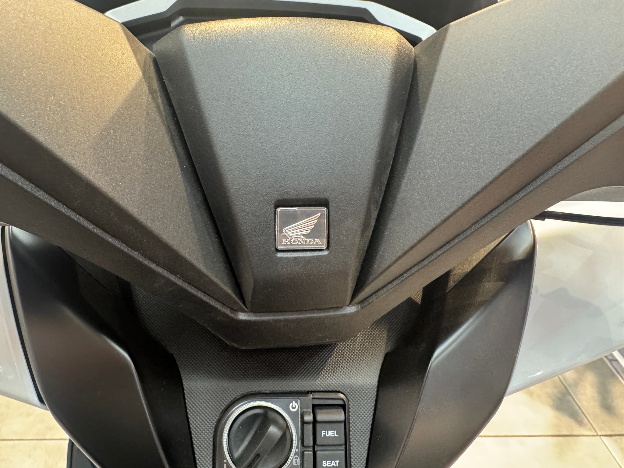 Panel central de la Honda Forza 125 con logo y controles