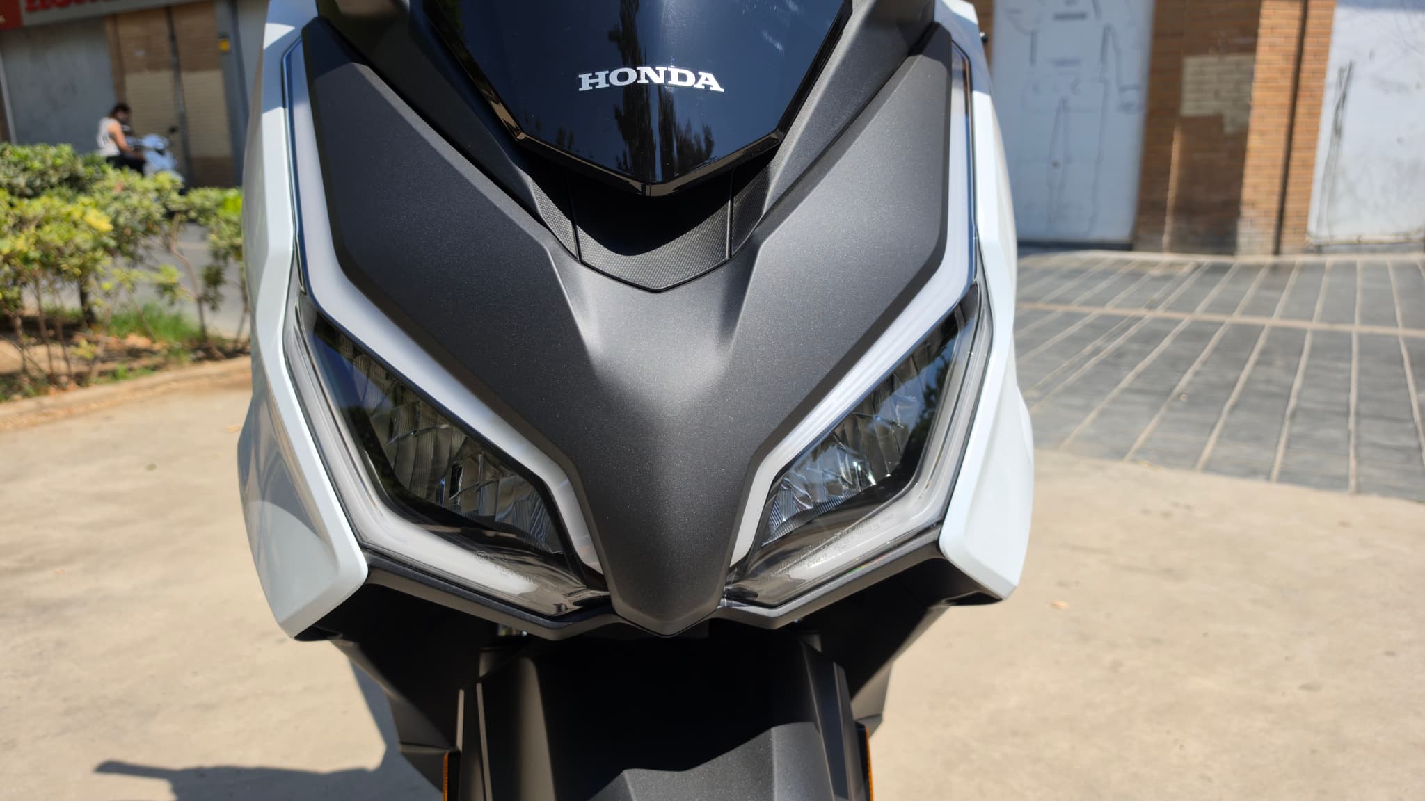Frontal de la Honda Forza 125 en blanco perlado