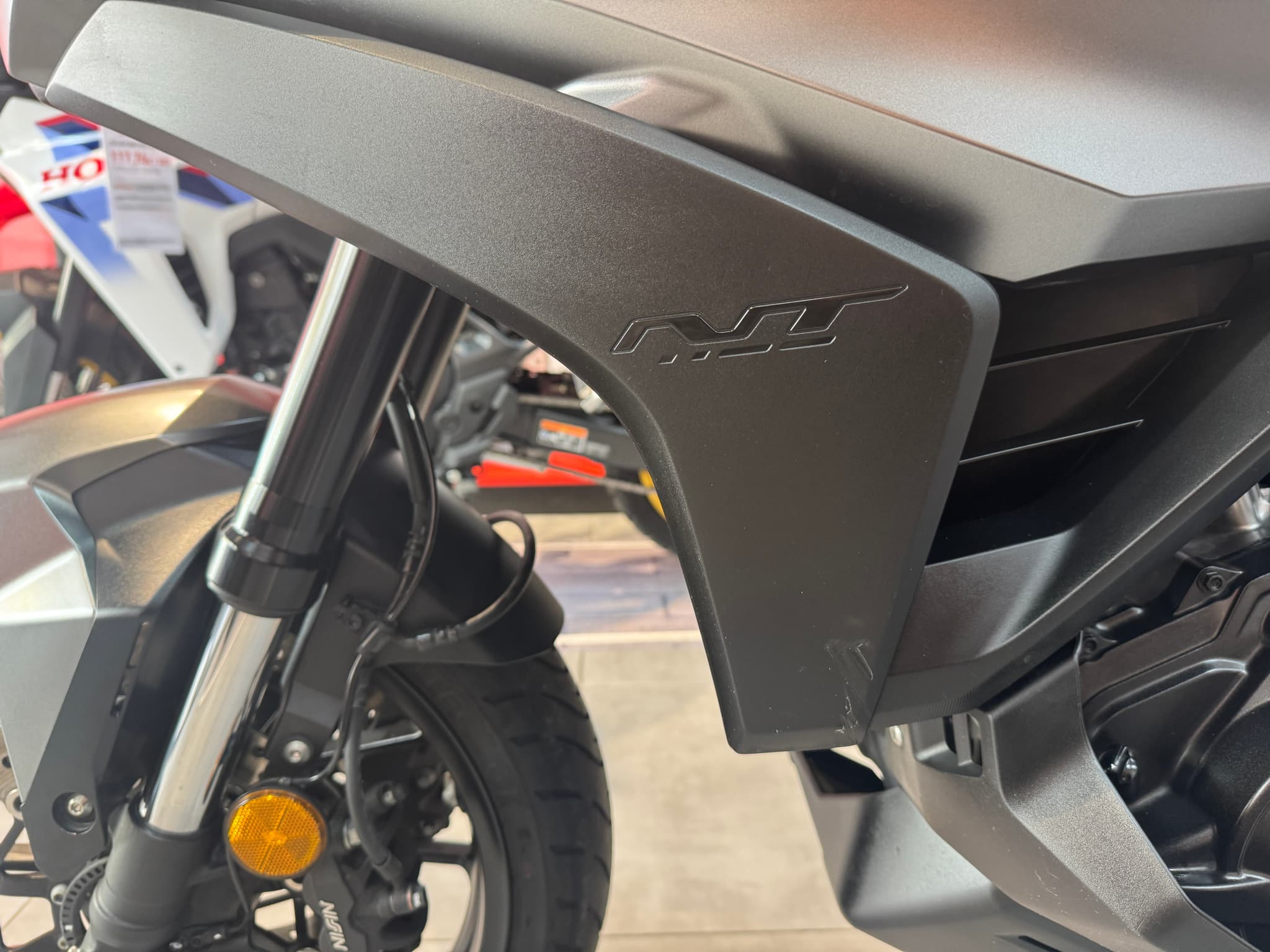 Detalle del logo NT en la carenado de una moto Honda NT1100