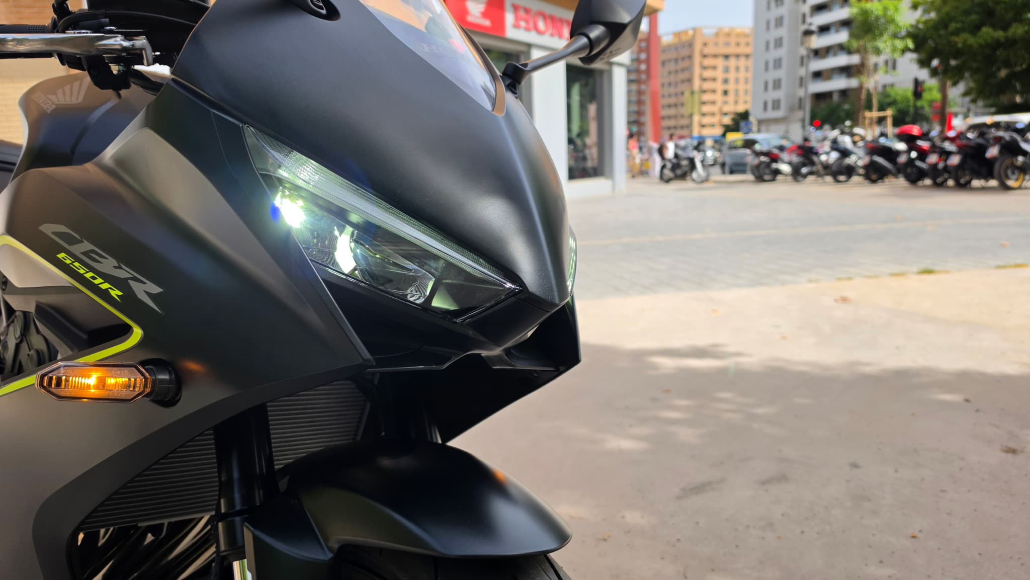 Frontal de moto Honda CBR 650R negra mate con faro encendido
