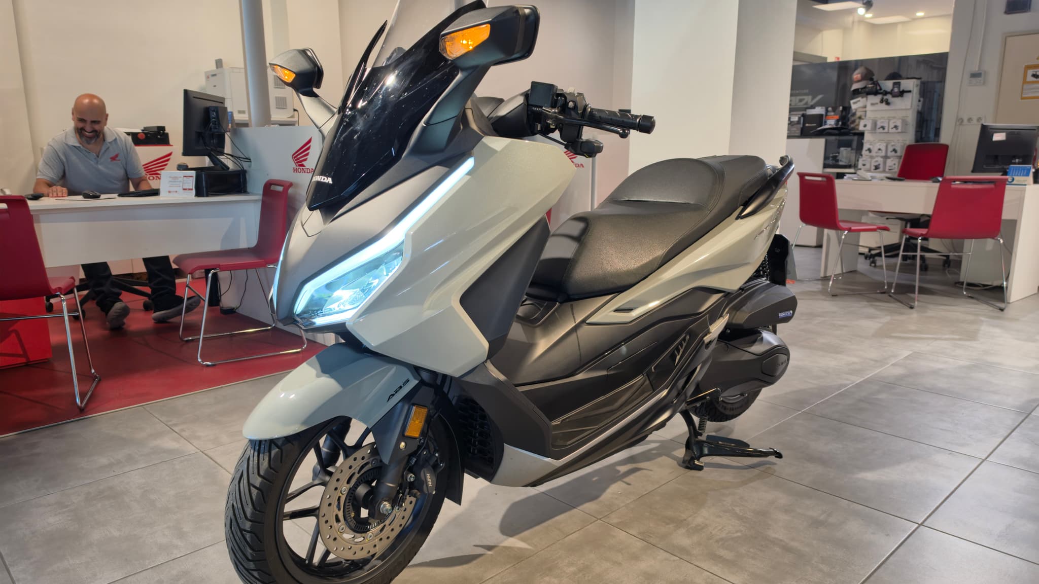 Honda Forza 350 gris en concesionario