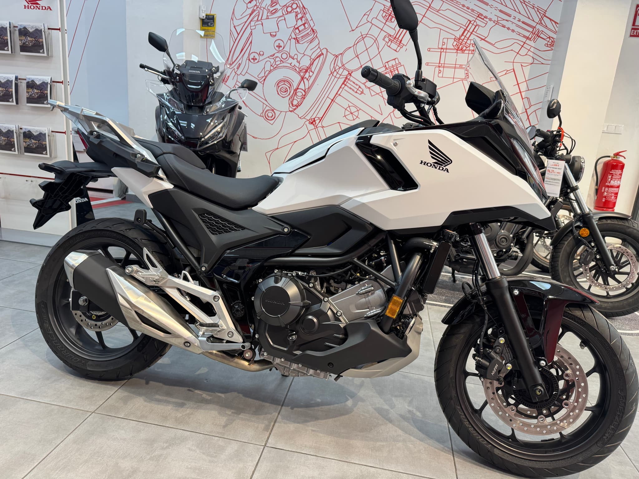 Moto Honda NC750X blanca en concesionario