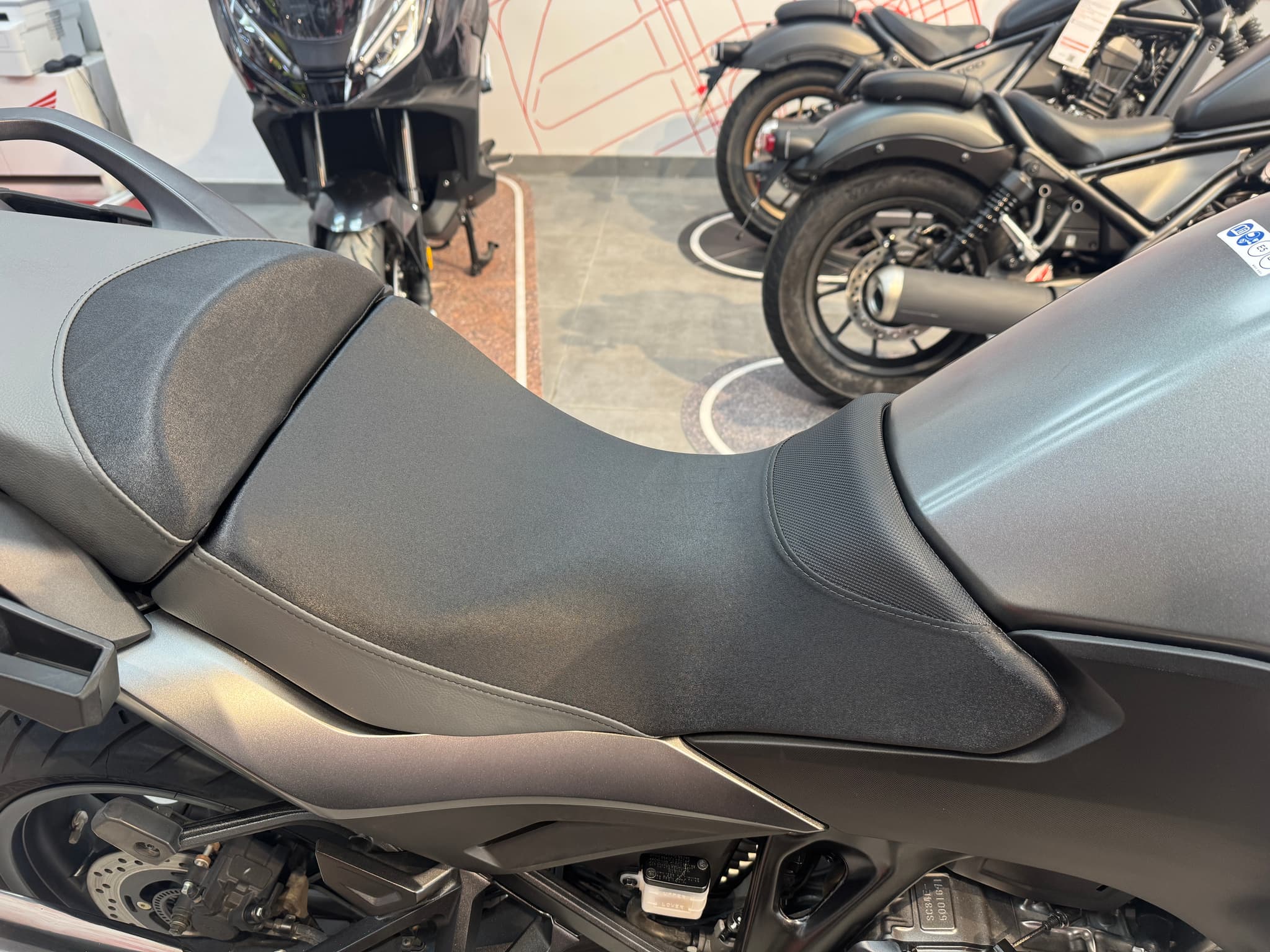 Asiento de moto gris detallado