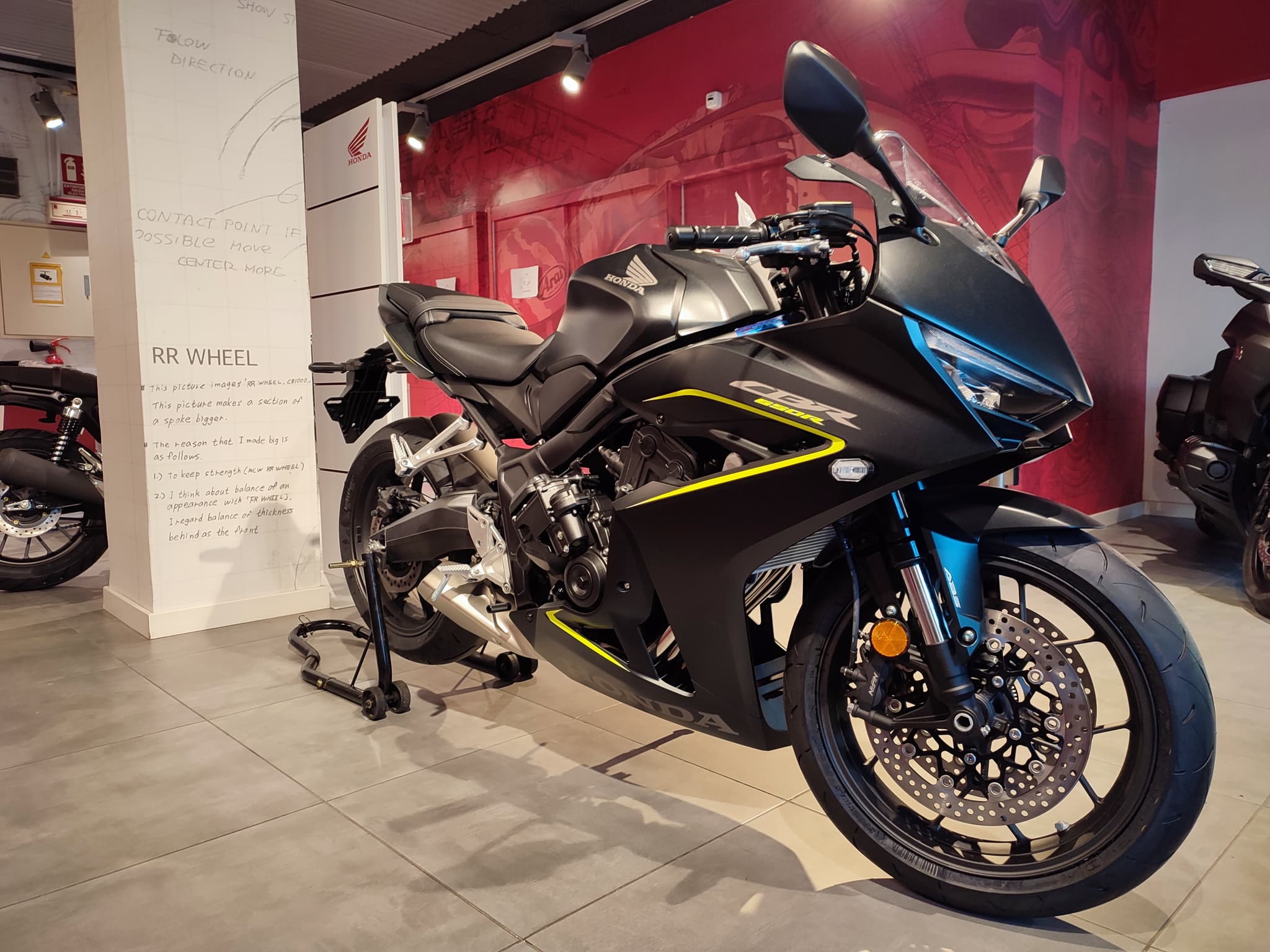 Honda CBR 650R negra con detalles amarillos en exposición