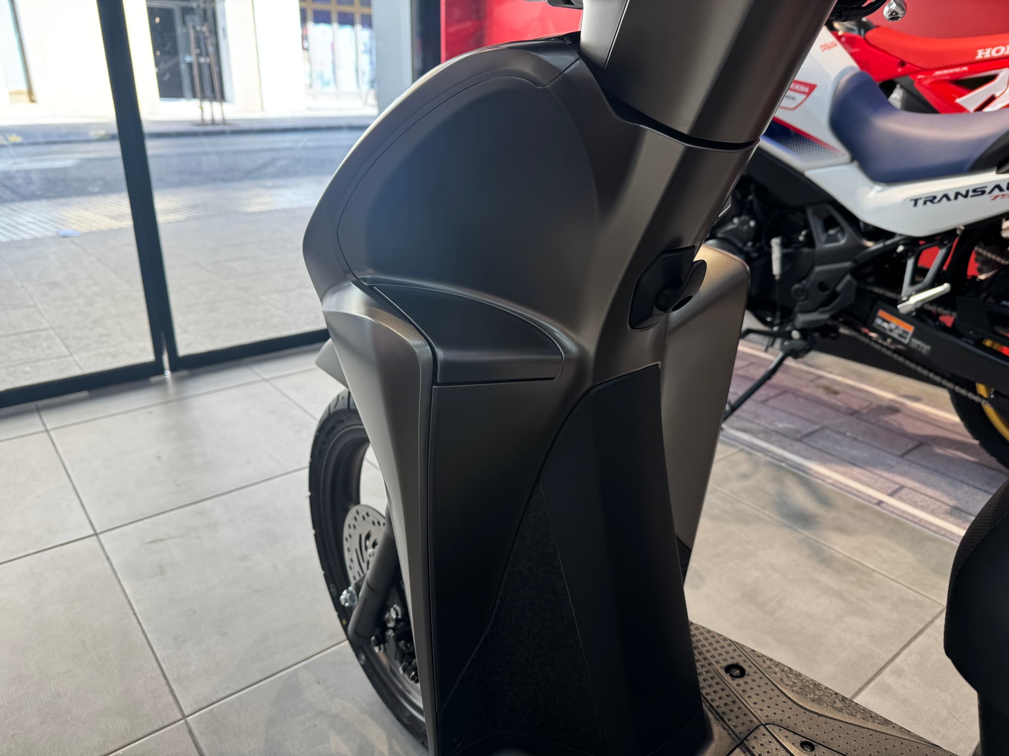Honda Vision 110 scooter en color marrón mate