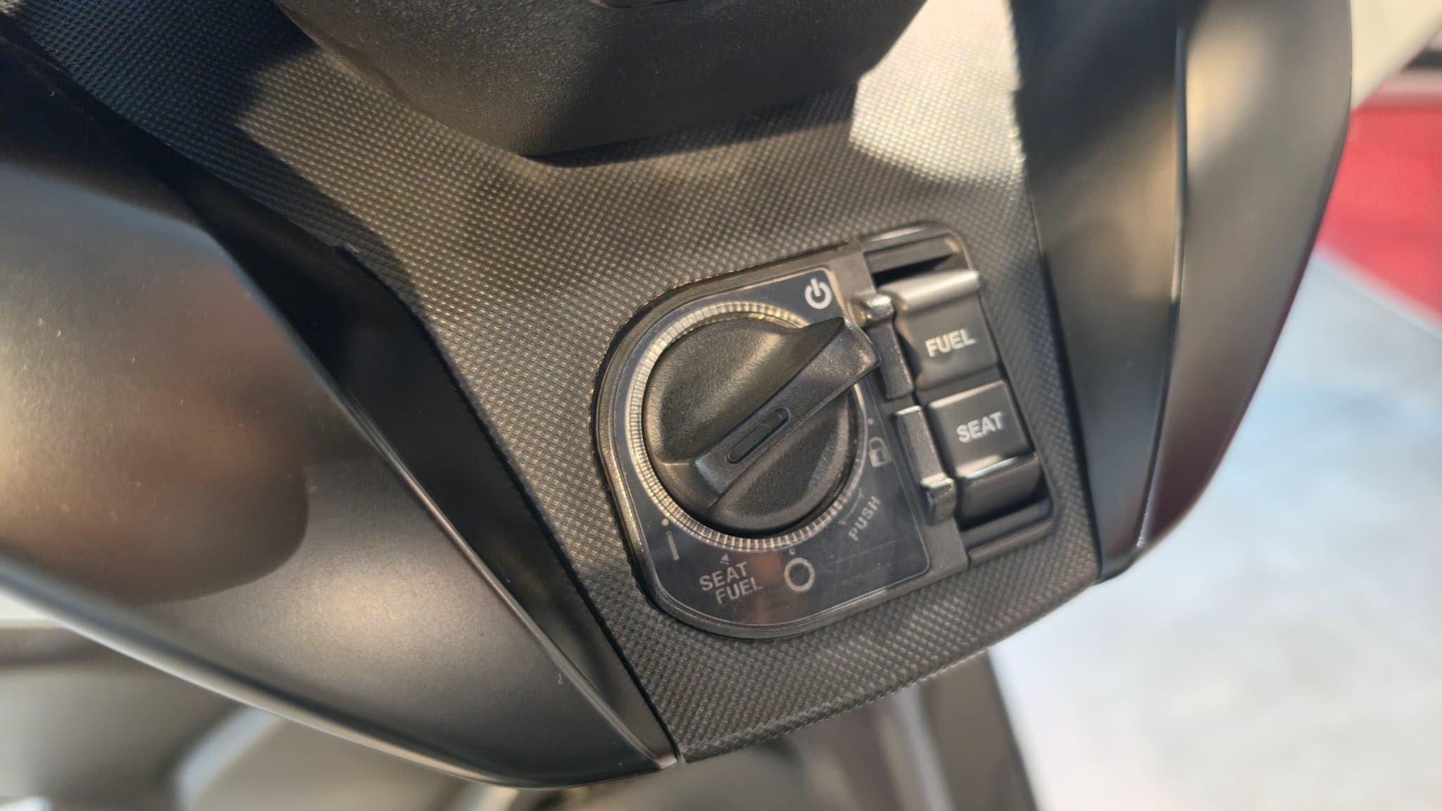 Cerradura y botones de arranque de una Honda Forza 125
