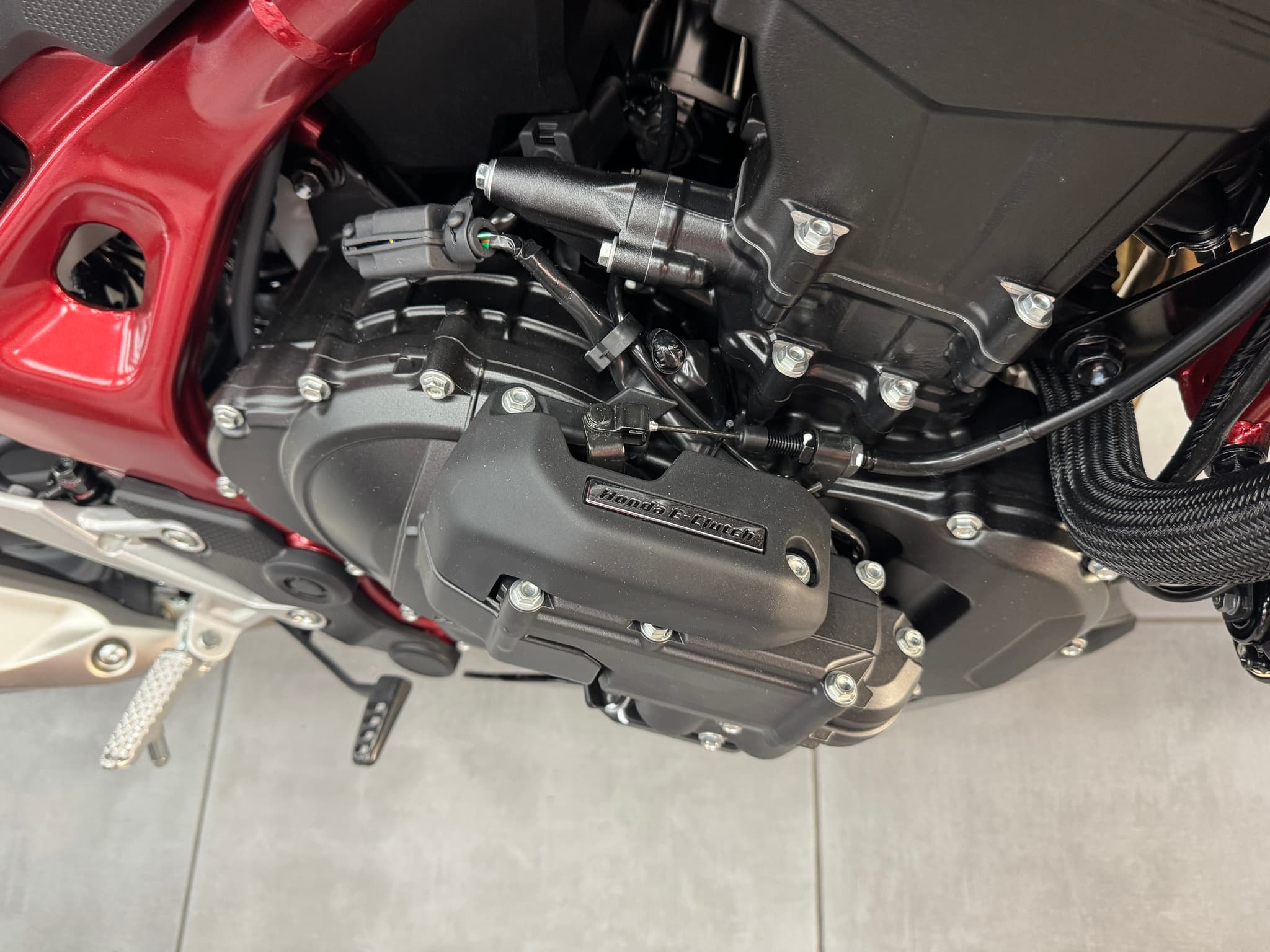 Motor de la Honda CB750 Hornet con chasis rojo