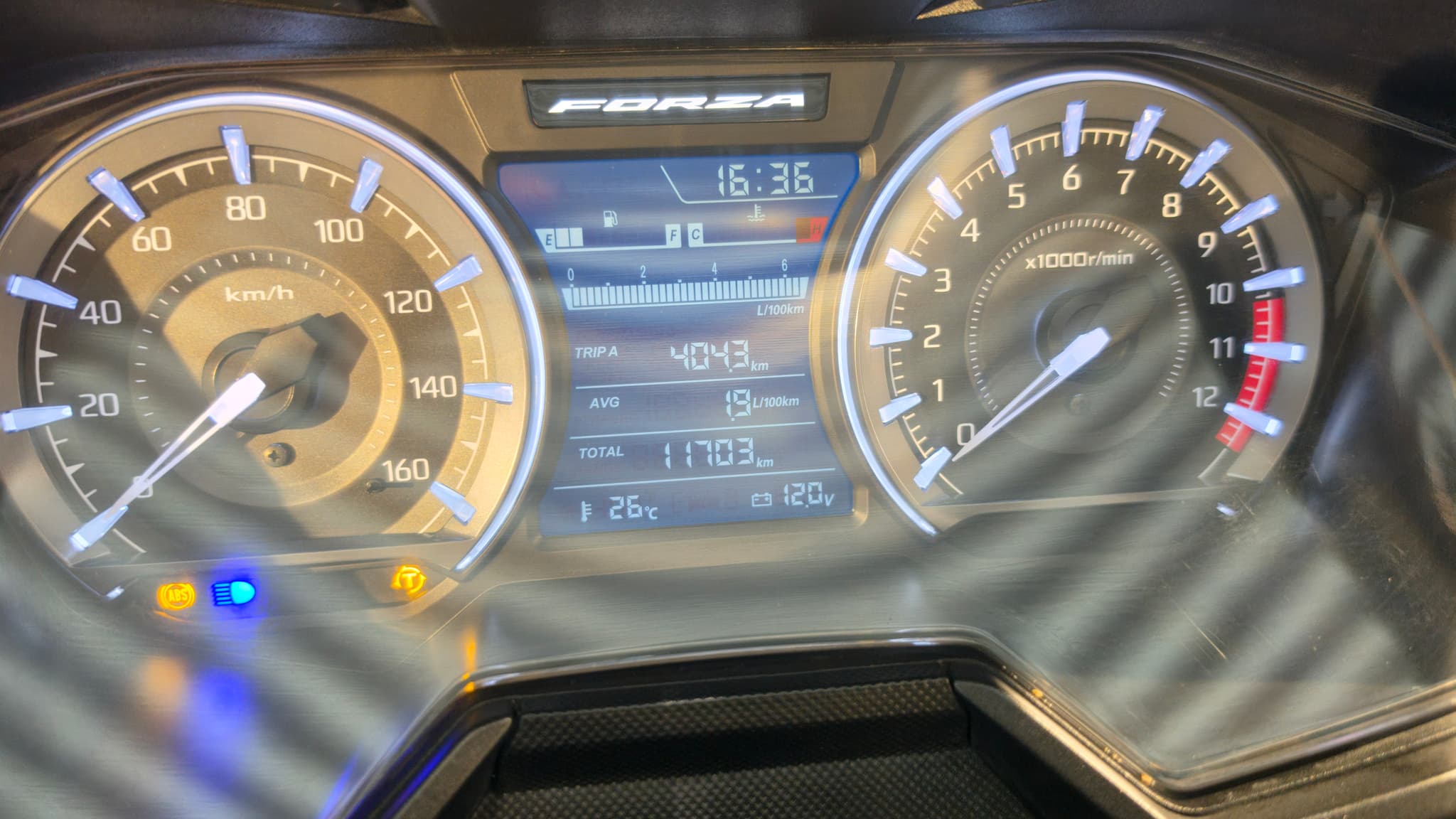 Cuadro de instrumentos digital y analógico de una Honda Forza 125