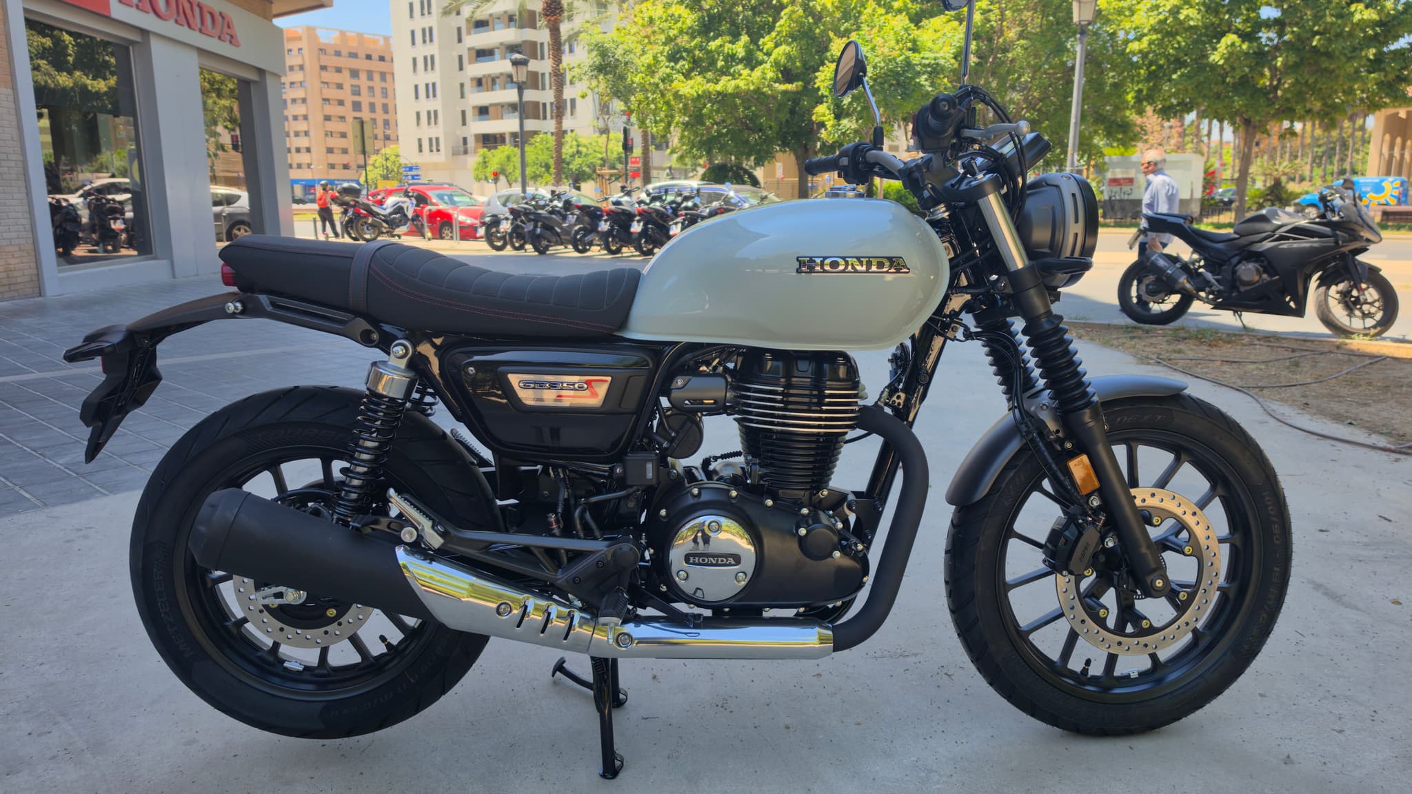 Moto Honda GB350S azul puco blue estacionada en la calle.