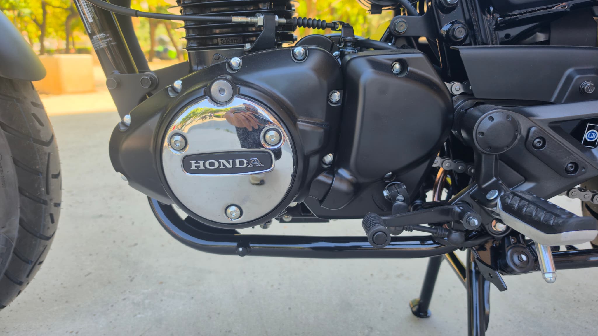 Motor negro de la Honda GB350S con tapa cromada y logo Honda