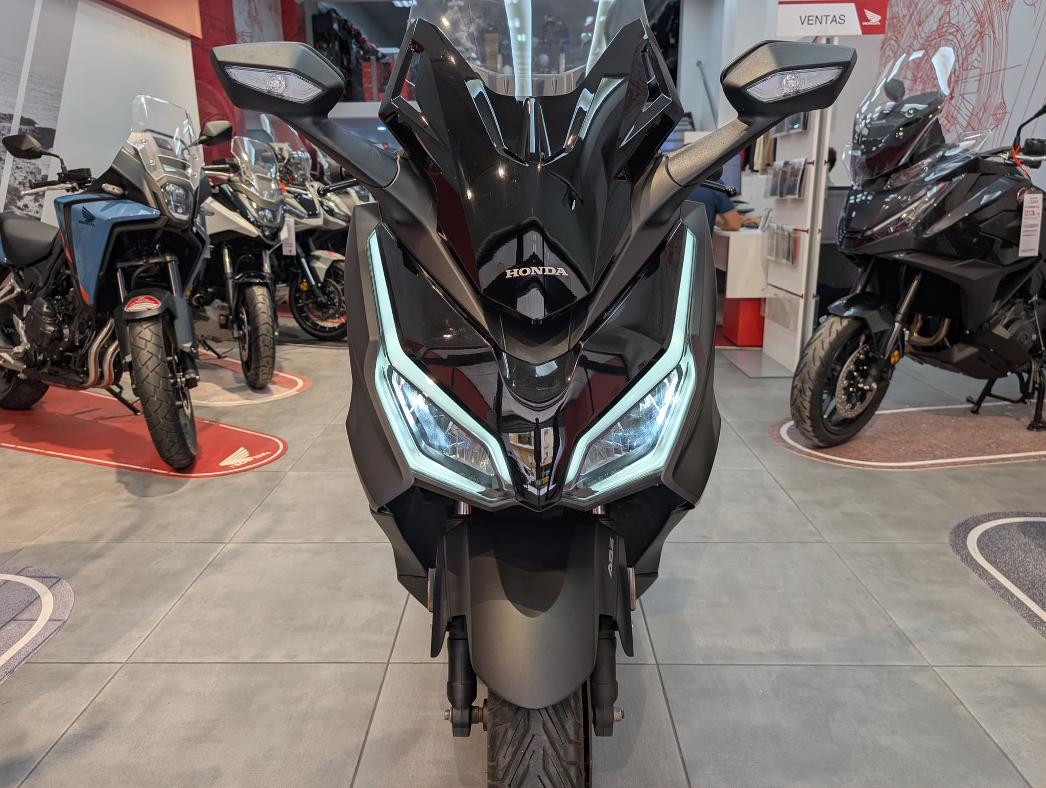 Frontal de scooter Honda Forza negra en concesionario