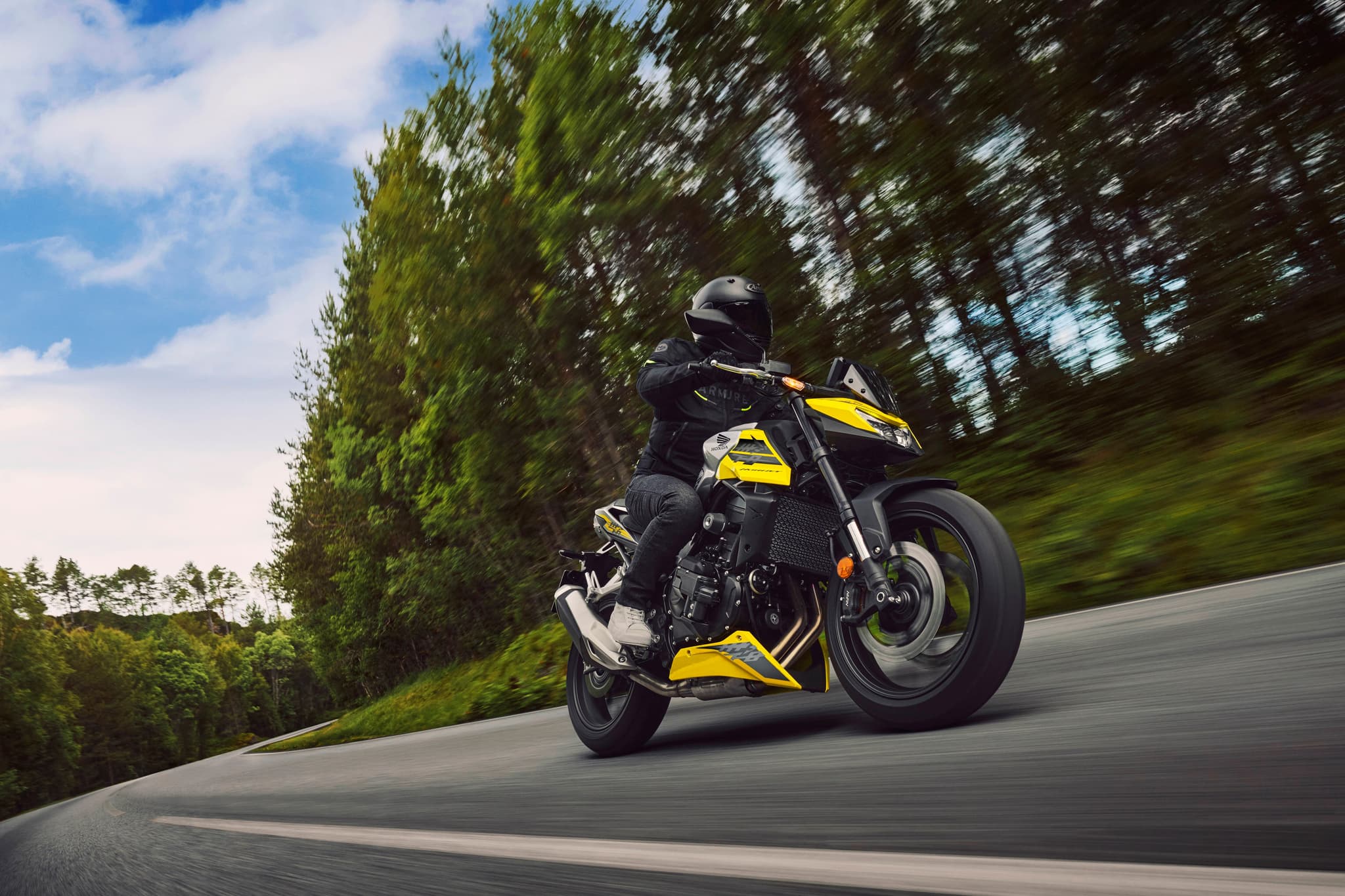 Honda CB750 Hornet amarilla en curva