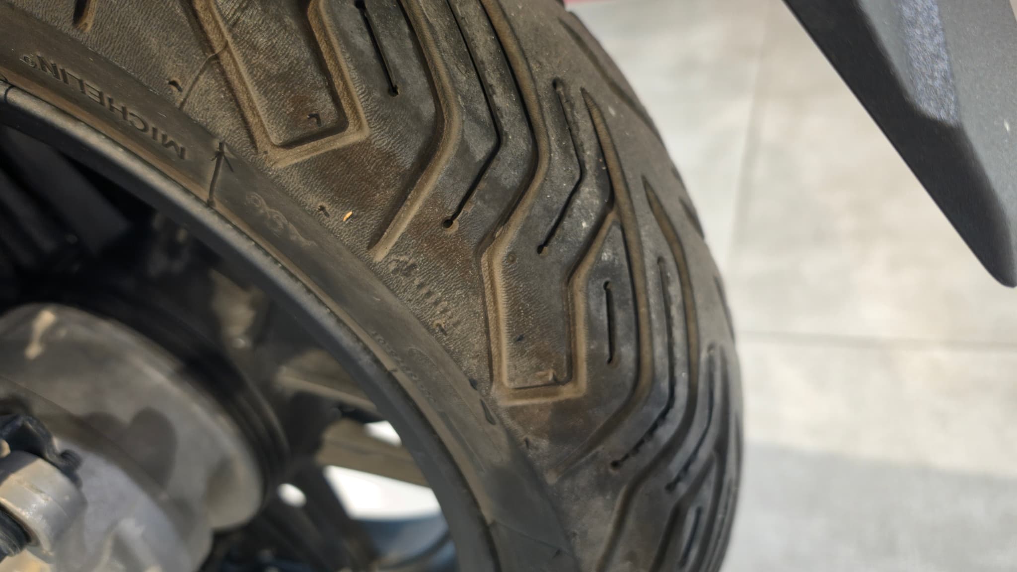 Primer plano del neumático Michelin de una Honda Forza 125
