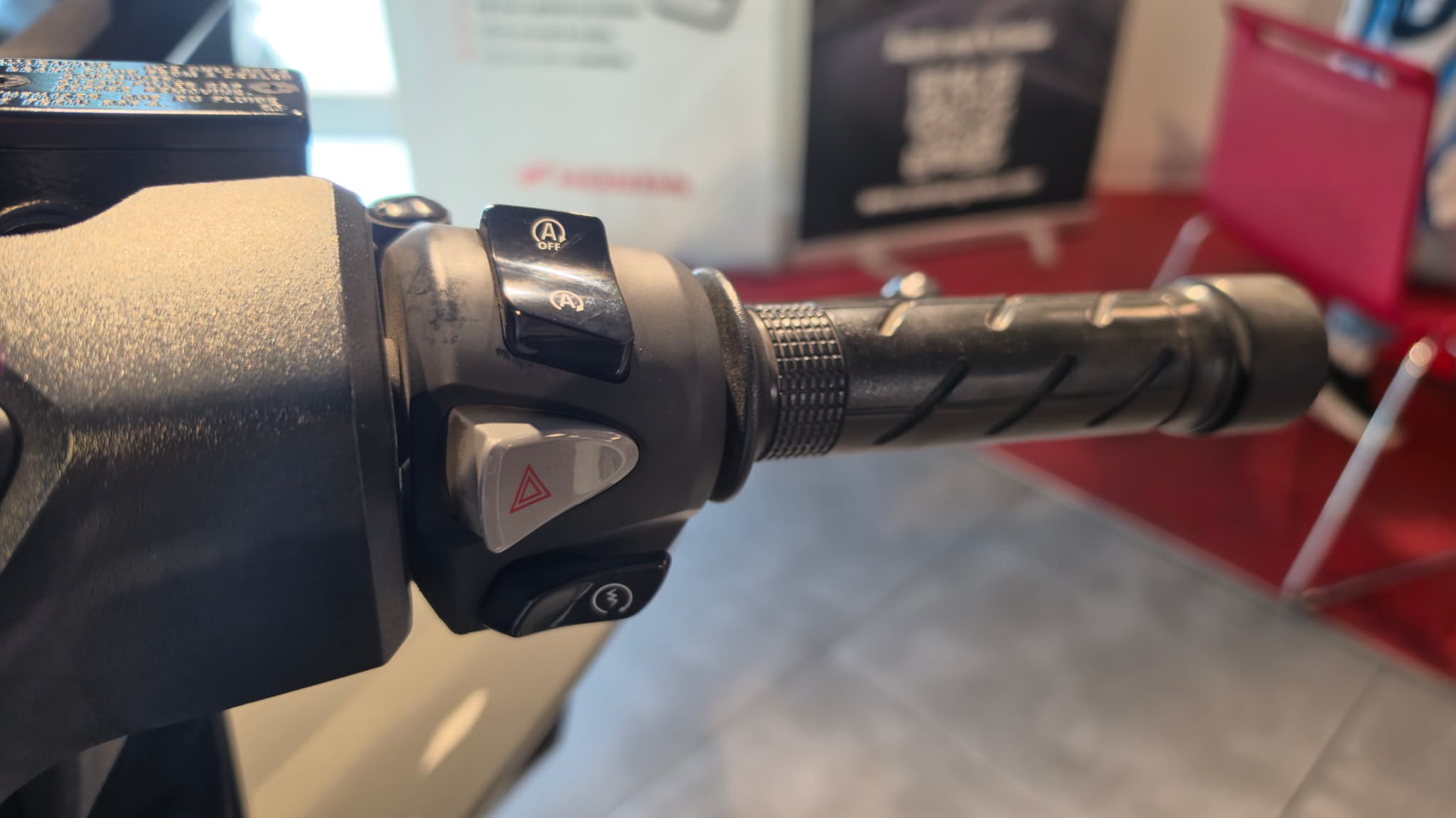Detalle del manillar de una moto Honda Forza 125 con controles