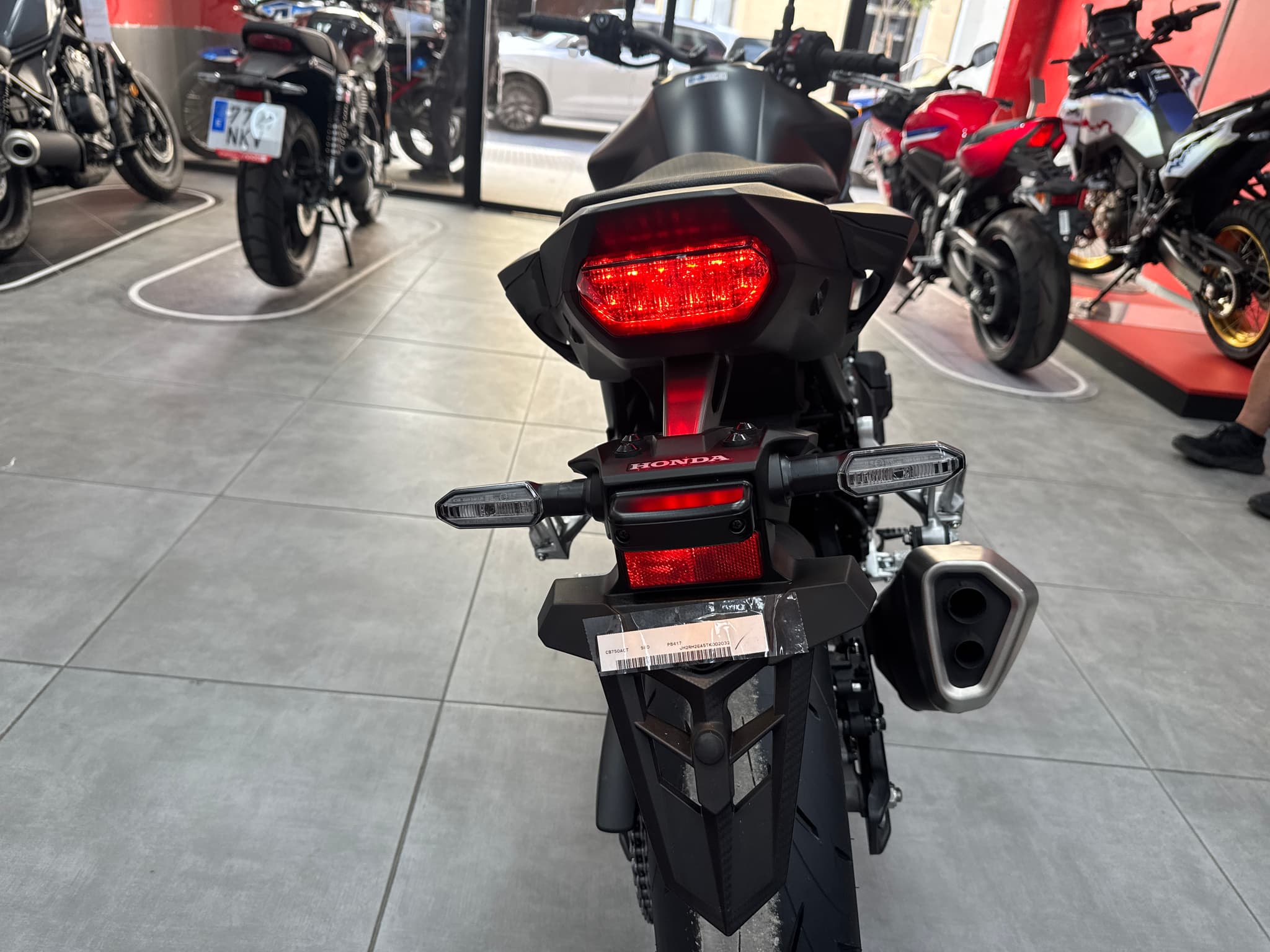 Vista trasera de una Honda CB750 Hornet negra en exposición
