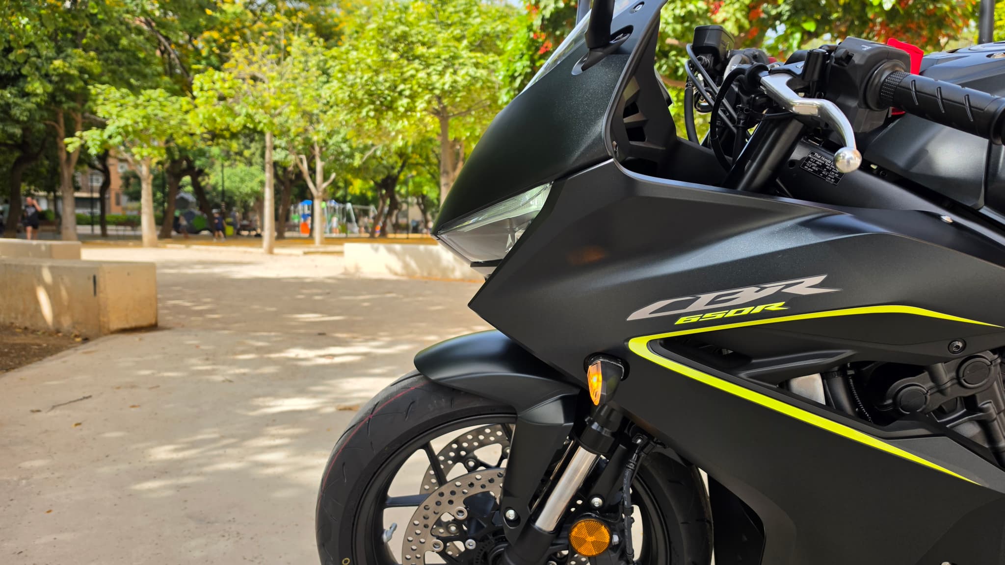 Frontal Honda CBR 650R negra gunpowder mate 2026 NH436