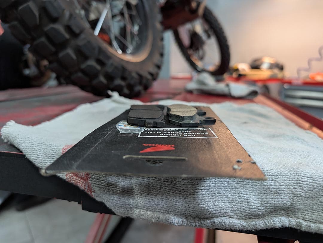 ¿Cuándo se cambian las pastillas de freno de una moto? Guía rápida, señales y kilometraje