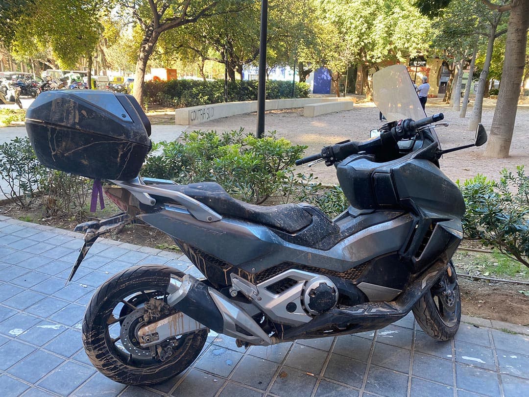 Cómo limpiar el barro de una moto