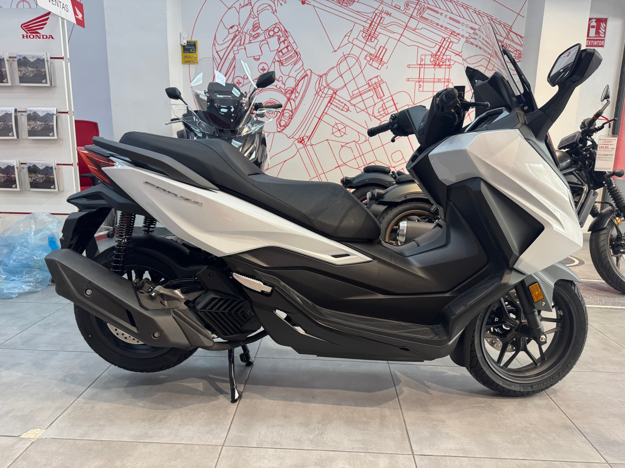 Scooter Honda Forza 125 blanco en exposición