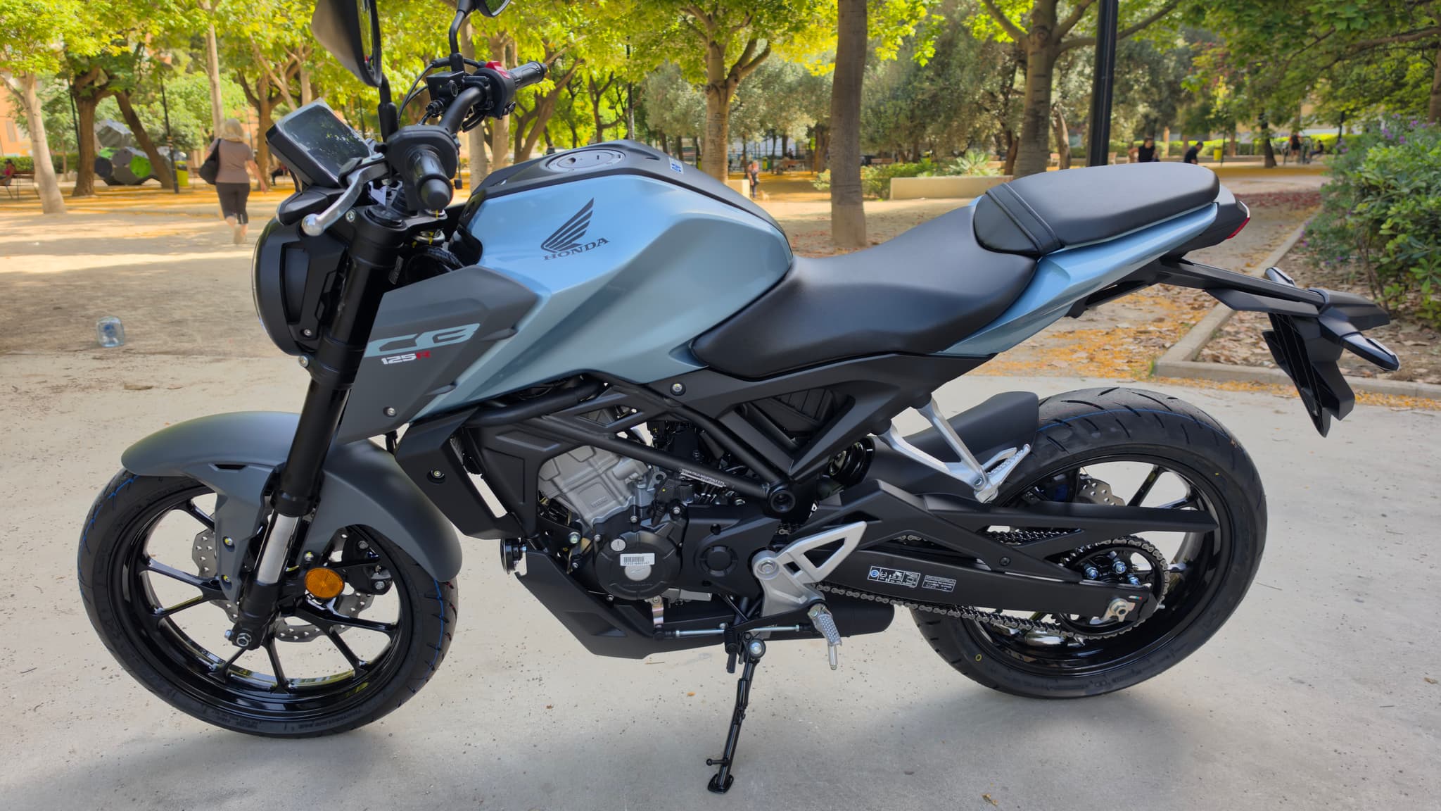 Honda CB125R azul zefiro metalizado estacionada en un parque