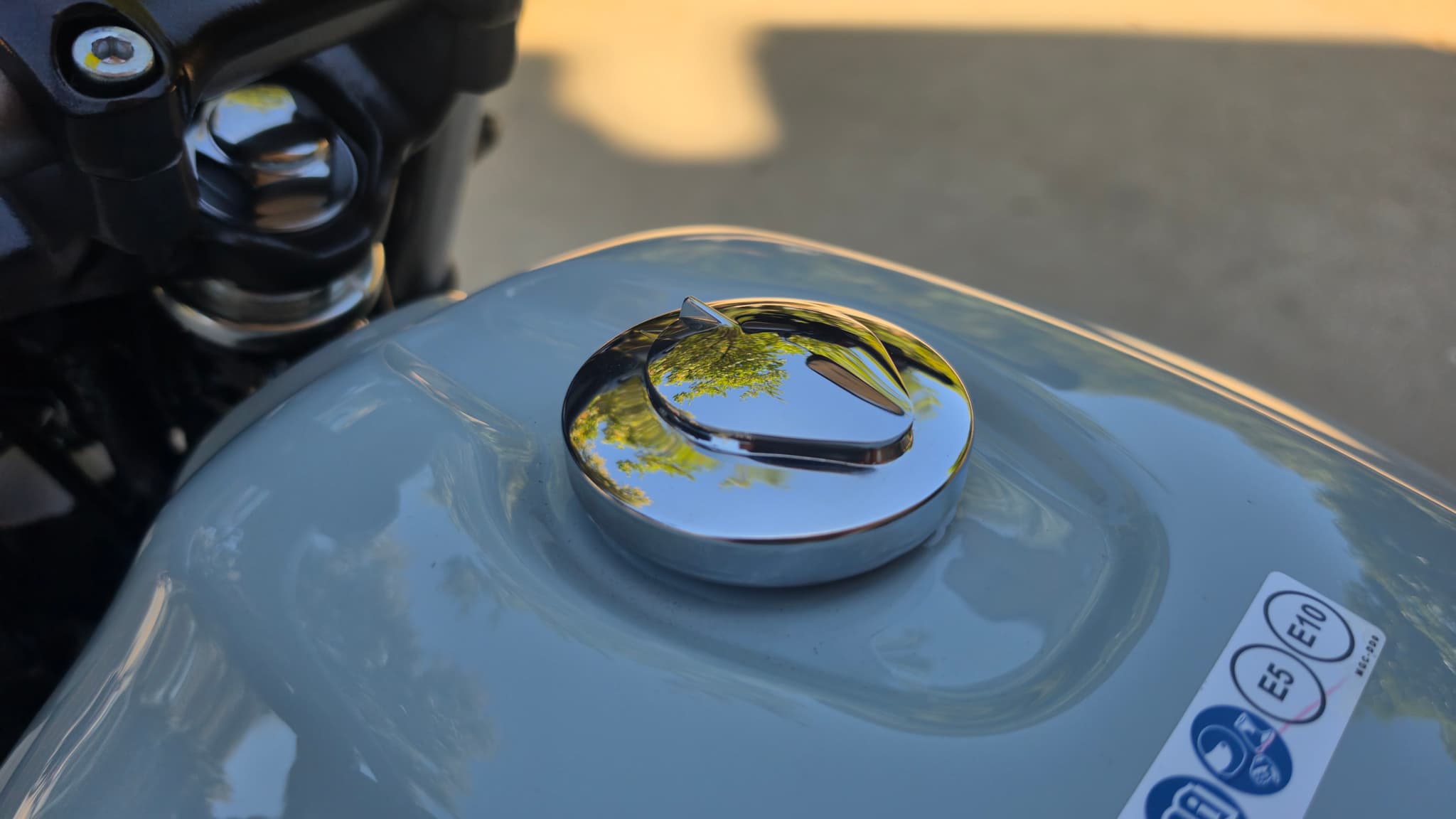 Tapa de combustible cromada en tanque azul de Honda GB350S