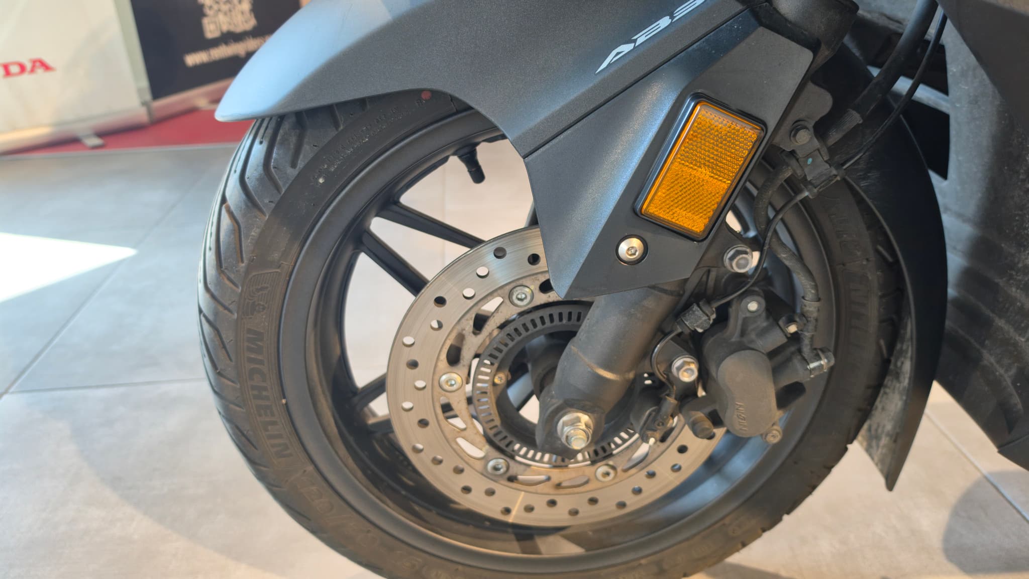 Detalle de la rueda delantera de una moto Honda Forza 125 de ocasion
