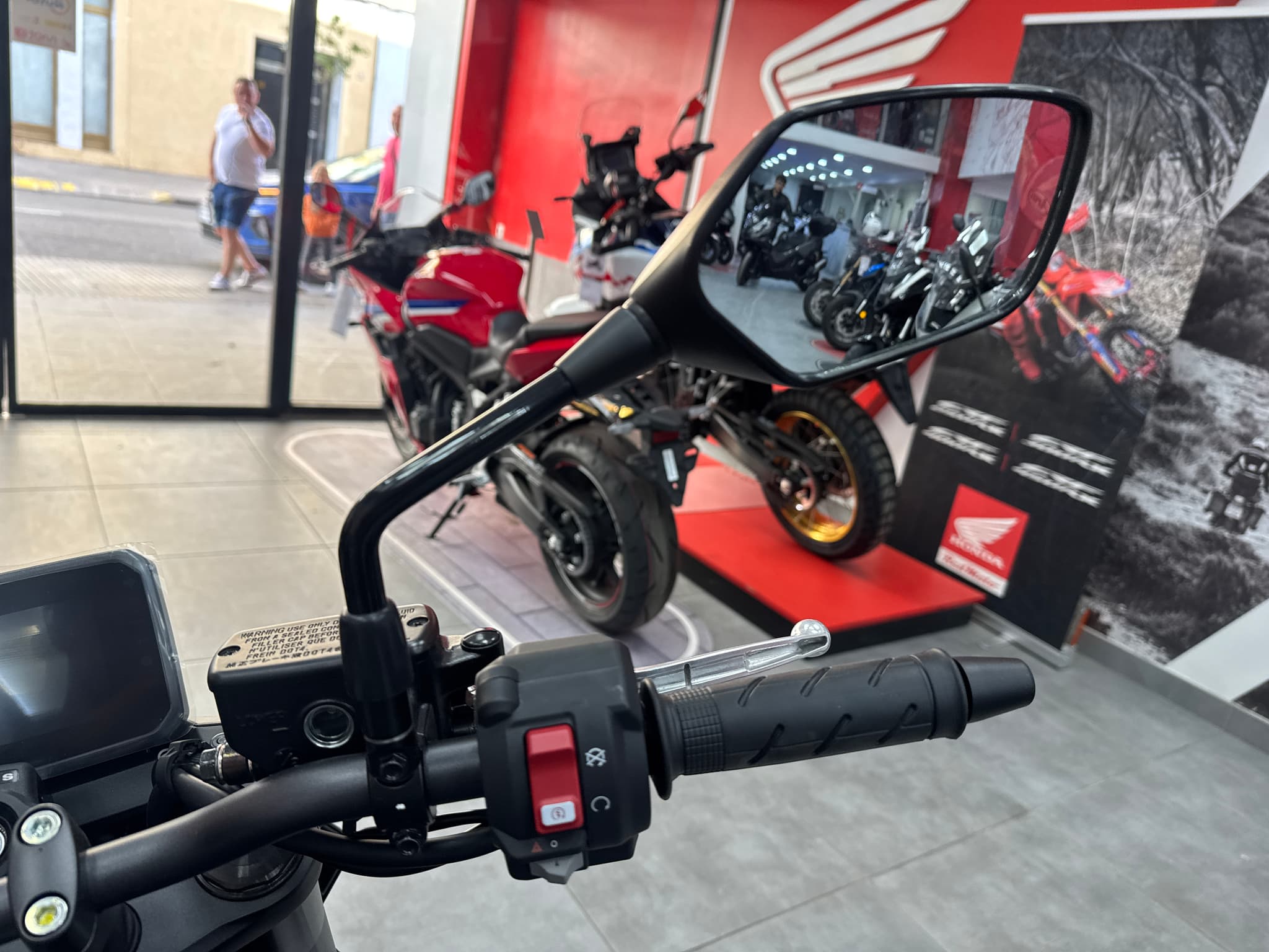 Manillar y espejo retrovisor de una Honda CB750 Hornet en concesionario.