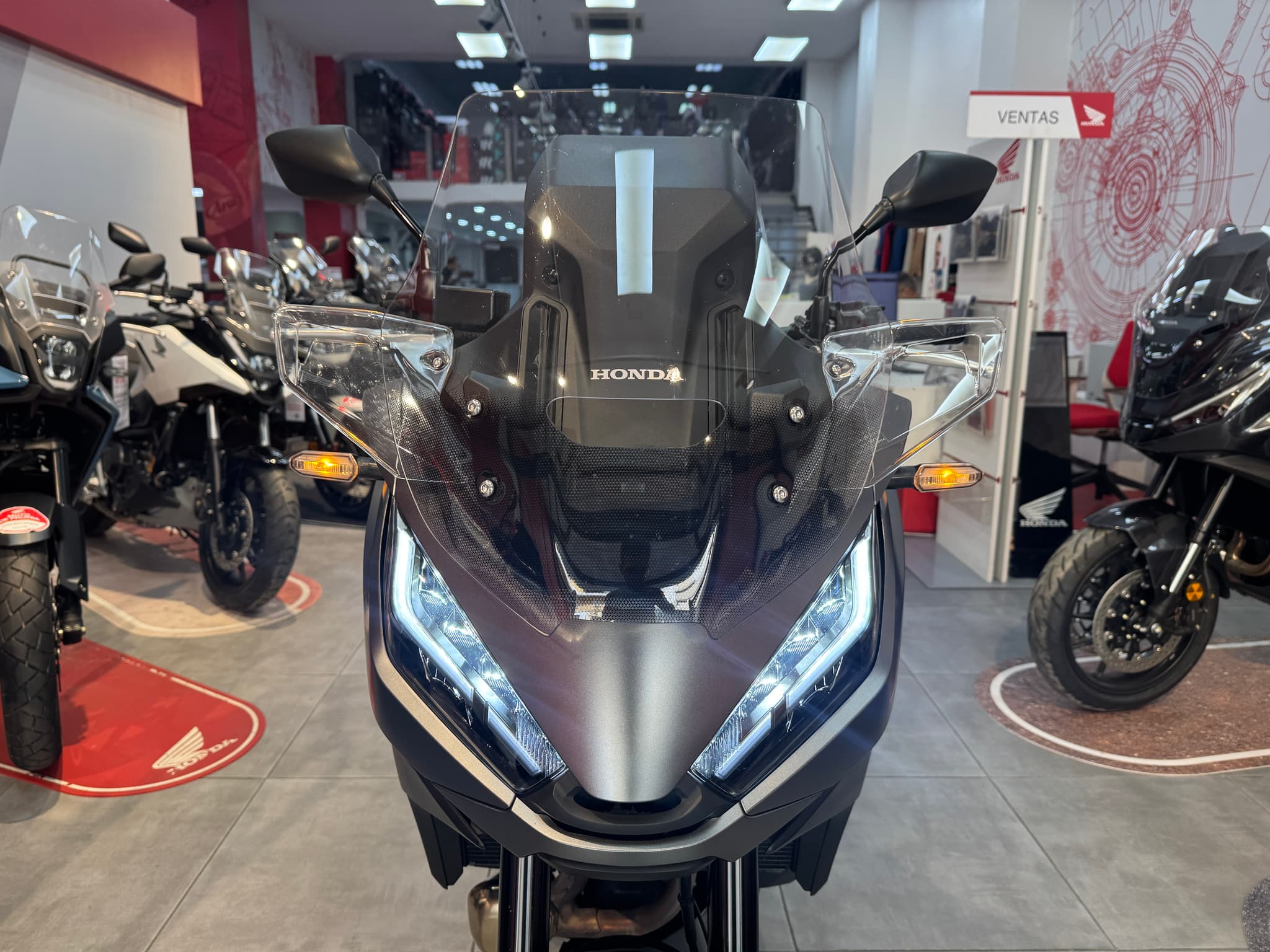 Vista frontal de una Honda NT1100 DCT en color gris oscuro.