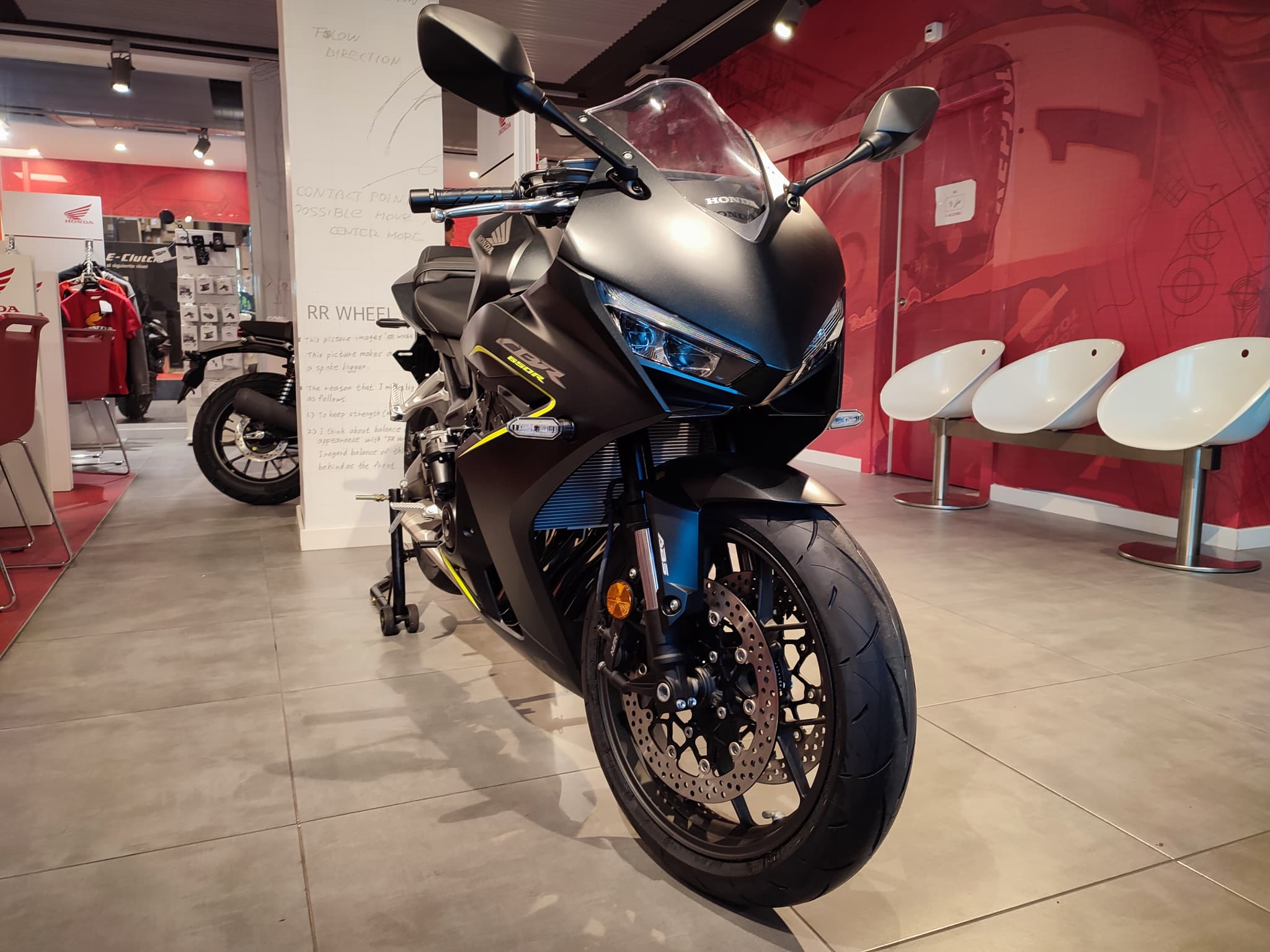 Moto Honda CBR 650R negra gunpowder mate en exposición