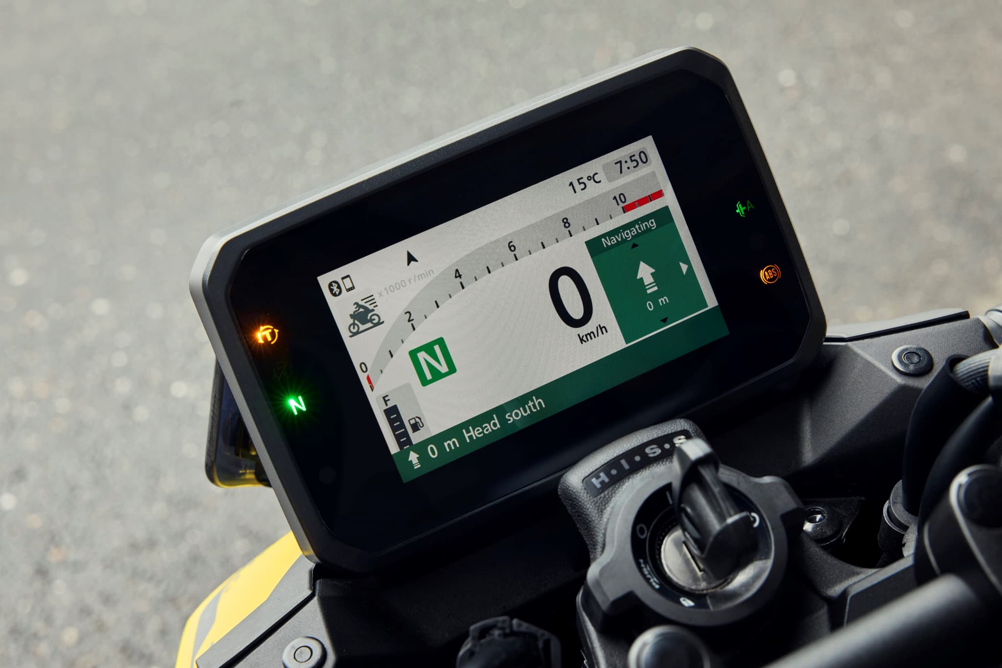 Panel digital de la Honda CB750 Hornet mostrando velocidad, marcha y navegación.