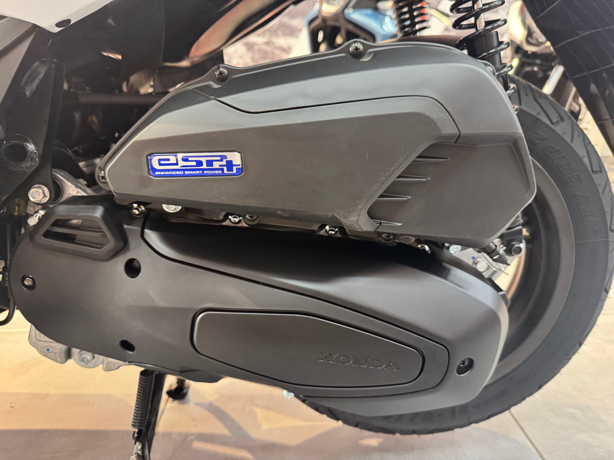 Motor Honda Forza 125 con logo eSP+ y marca Honda