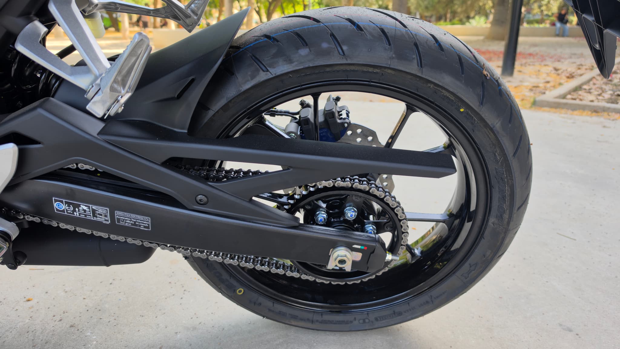 Rueda trasera, cadena y transmisión de la moto Honda CB125R