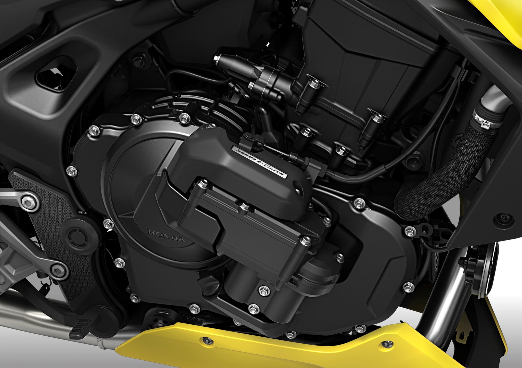 Motor negro de la Honda CB750 Hornet con detalles amarillos