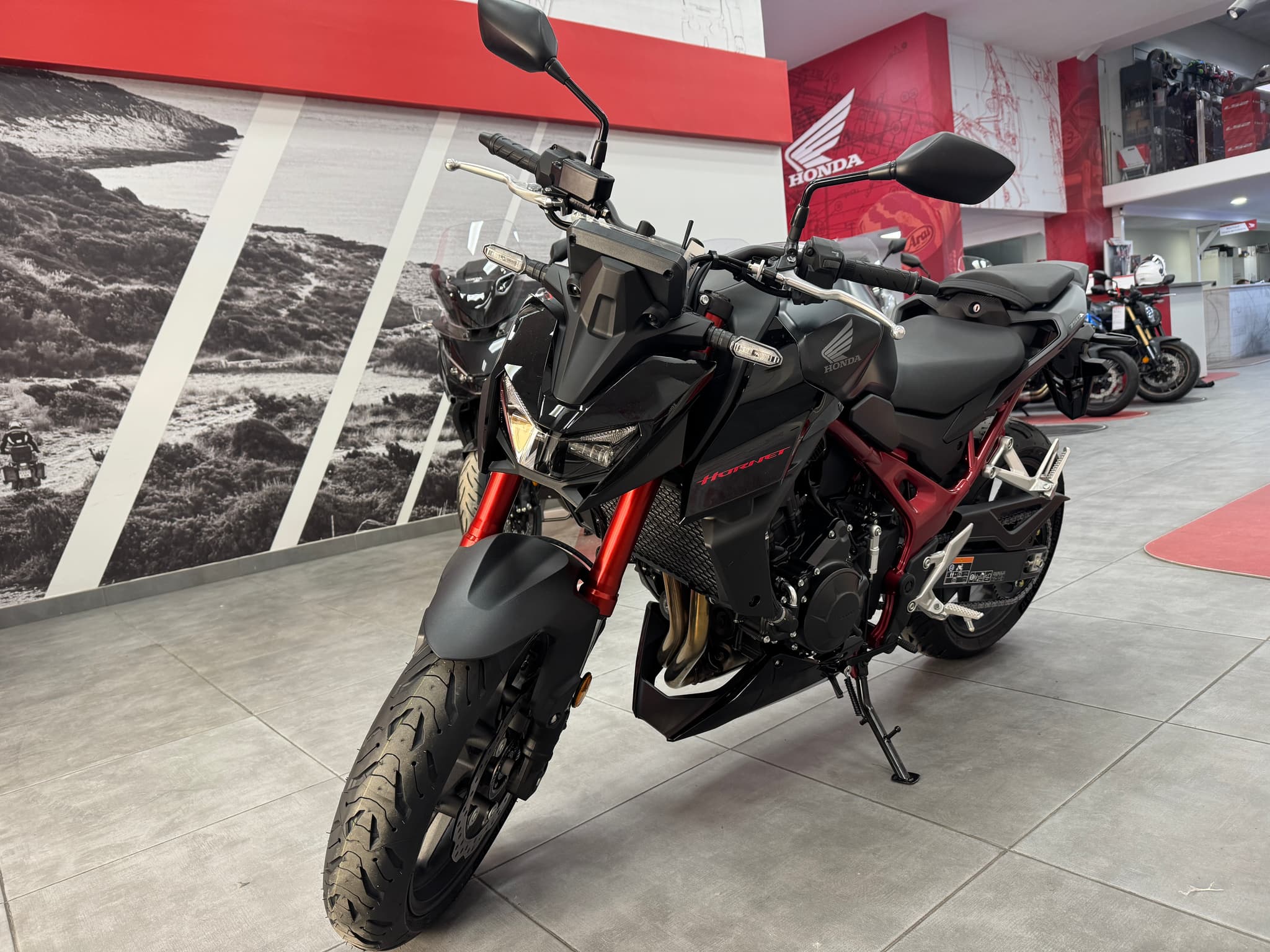 Honda CB750 Hornet negra con detalles rojos en exposición