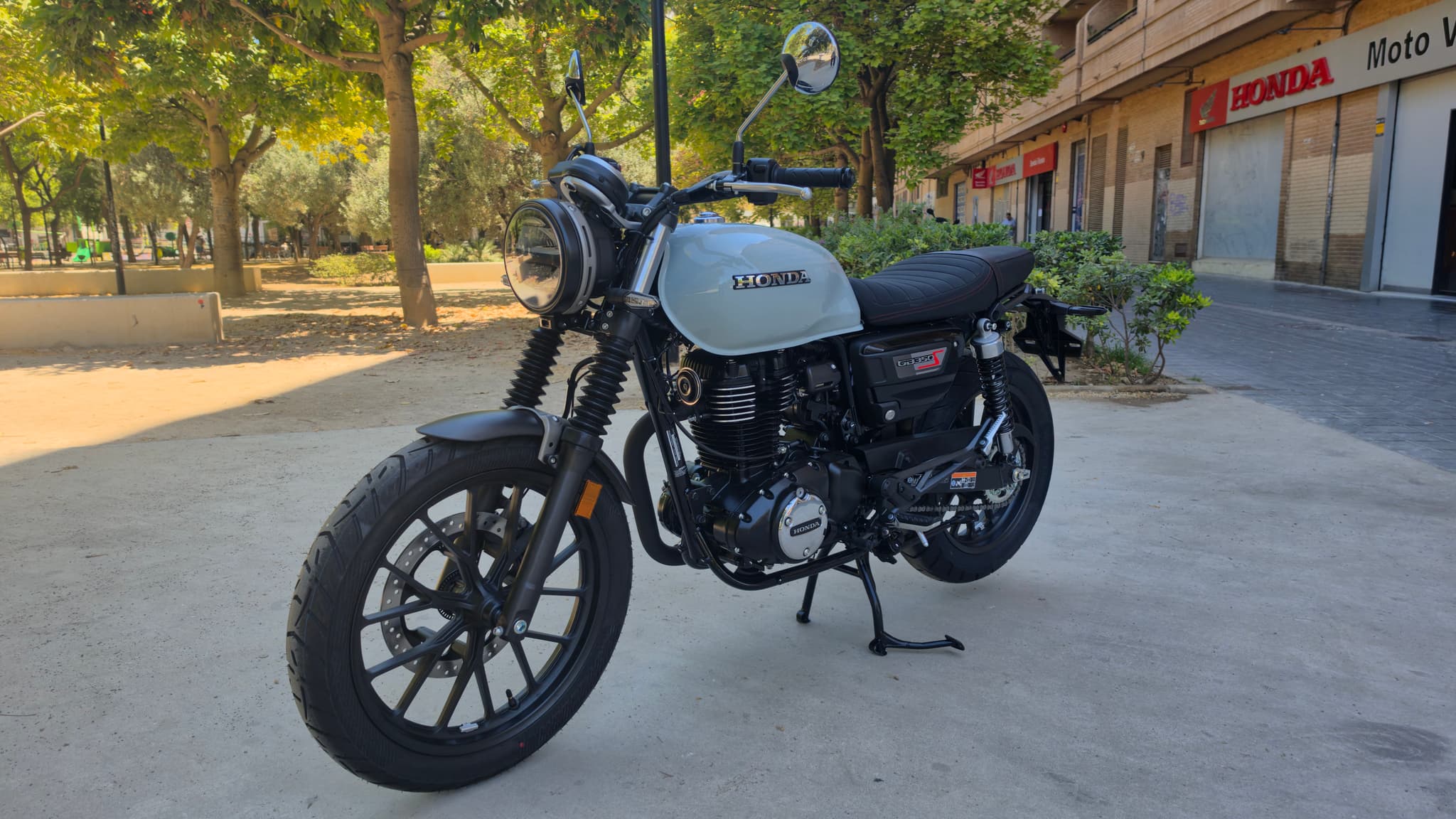 Honda GB350S azul puco blue estacionada en la calle