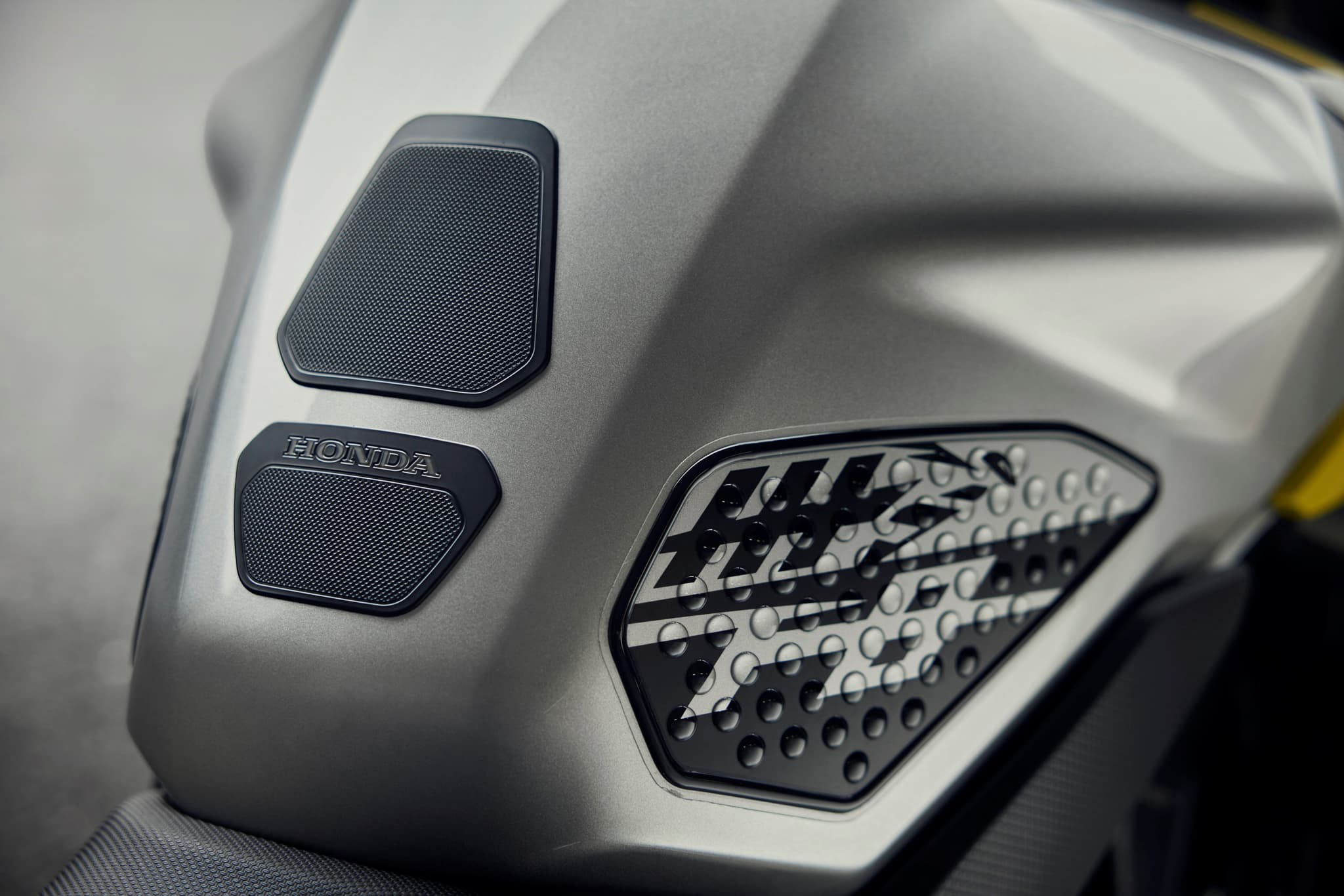 Depósito gris de Honda CB750 Hornet con protectores y logo Honda