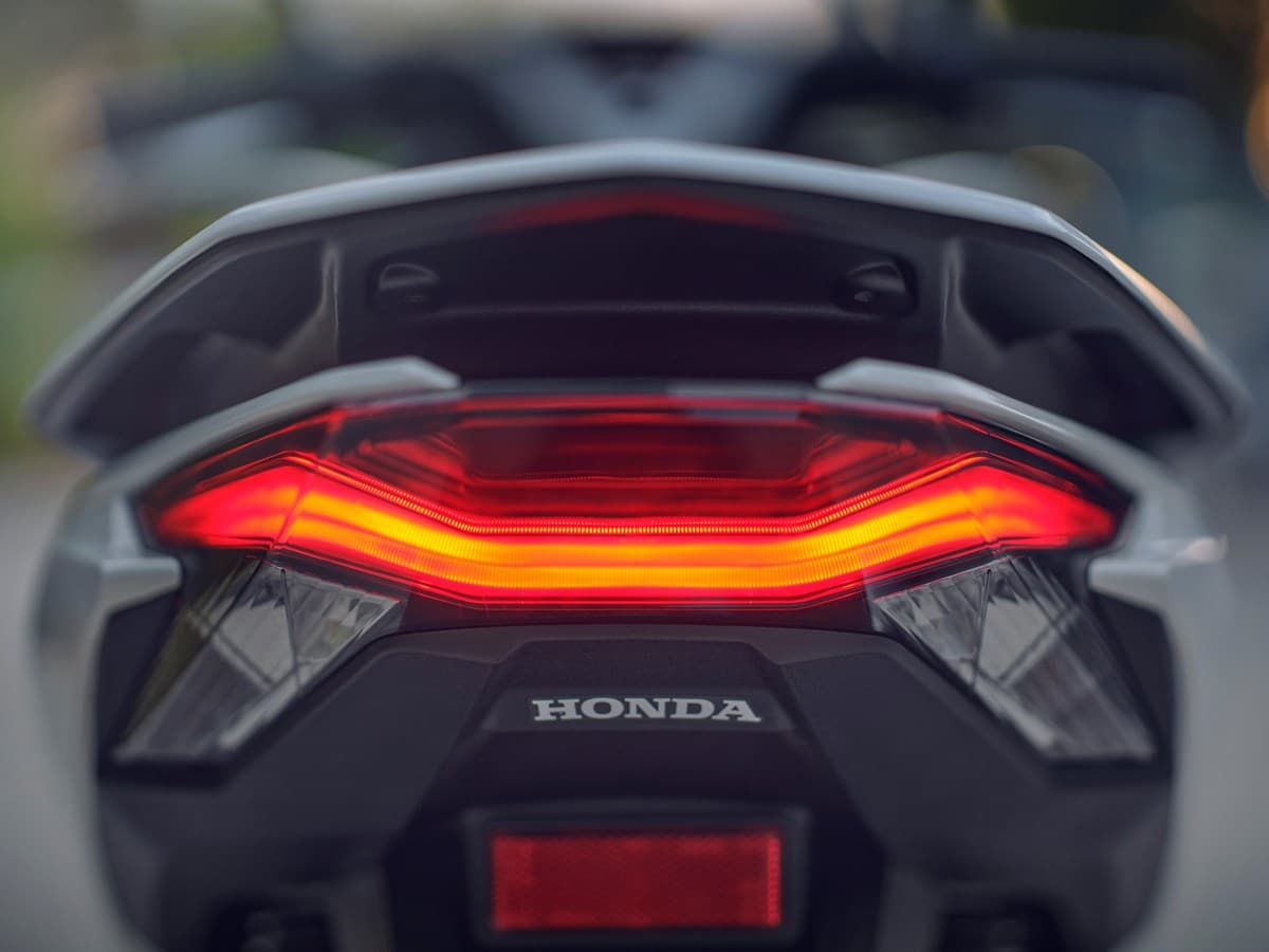 Luz trasera LED encendida de una scooter Honda PCX 125