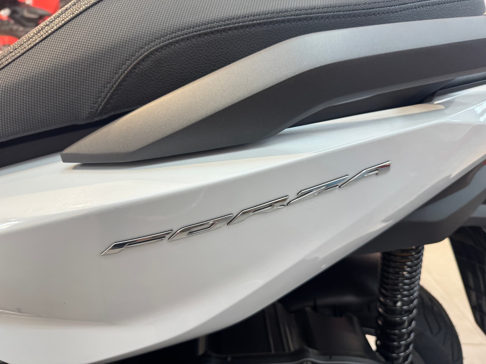 Emblema Forza en scooter Honda Forza 125 blanco