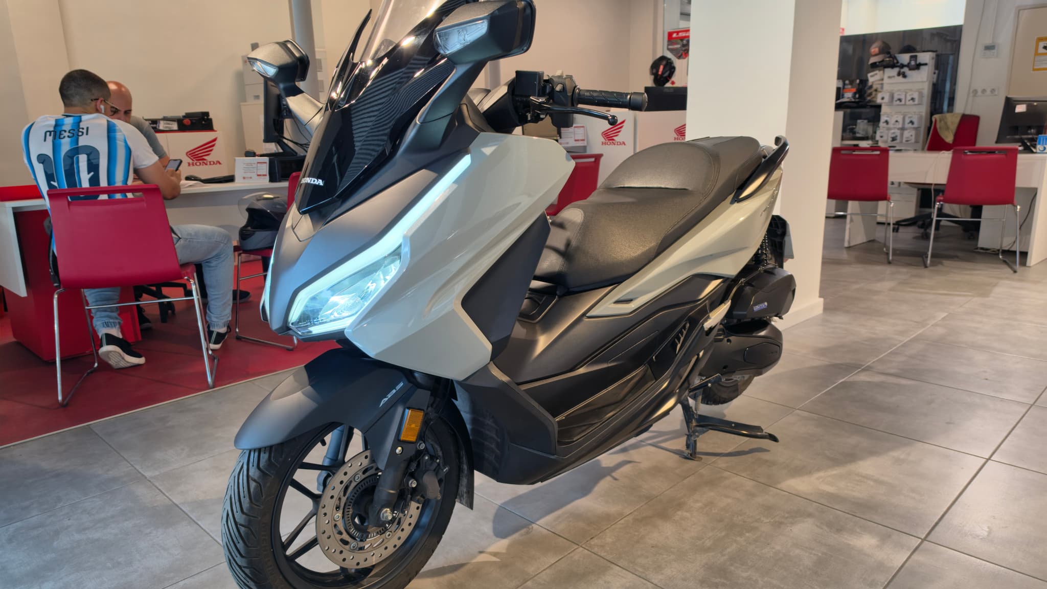 Scooter Honda Forza 125 gris de segunda mano en concesionario