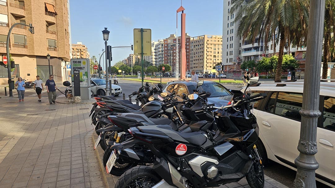 ¿Se puede aparcar la moto en la acera?