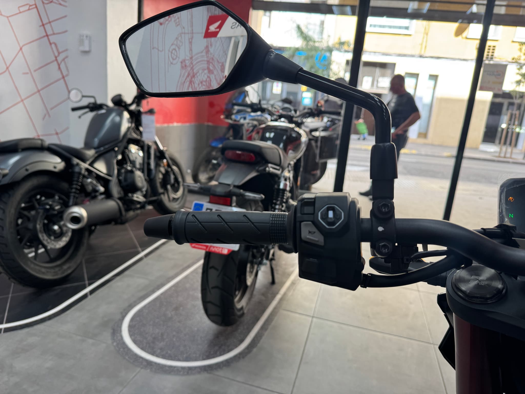 Manillar y espejo retrovisor de Honda CB750 Hornet en exposición