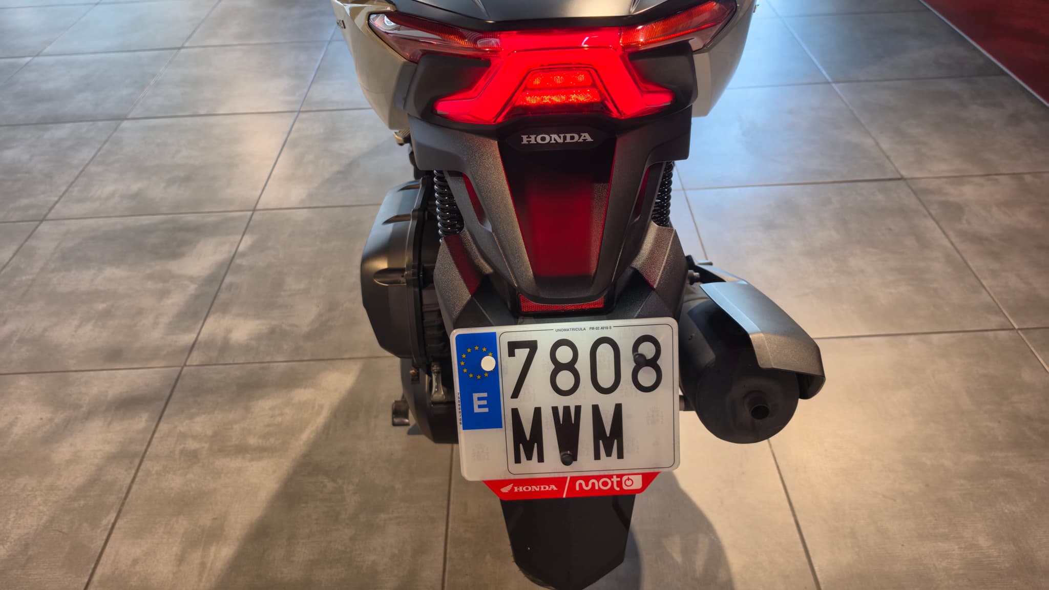 Vista trasera de una moto Honda Forza 125