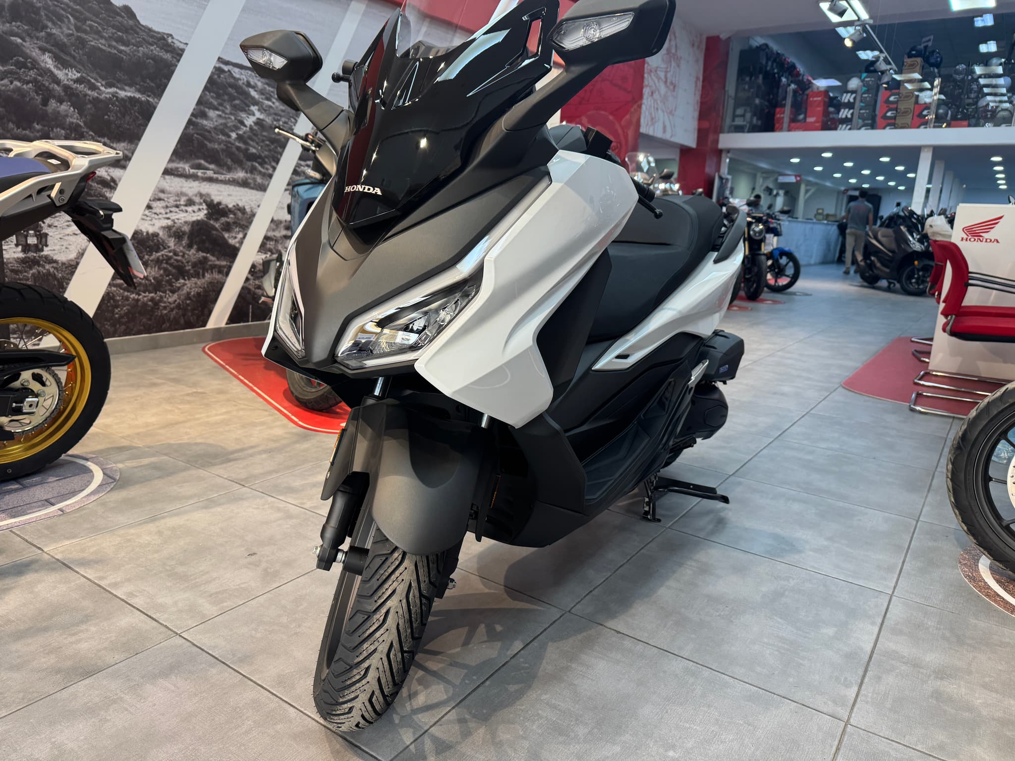 Scooter Honda Forza 125 blanco perlado en exposición